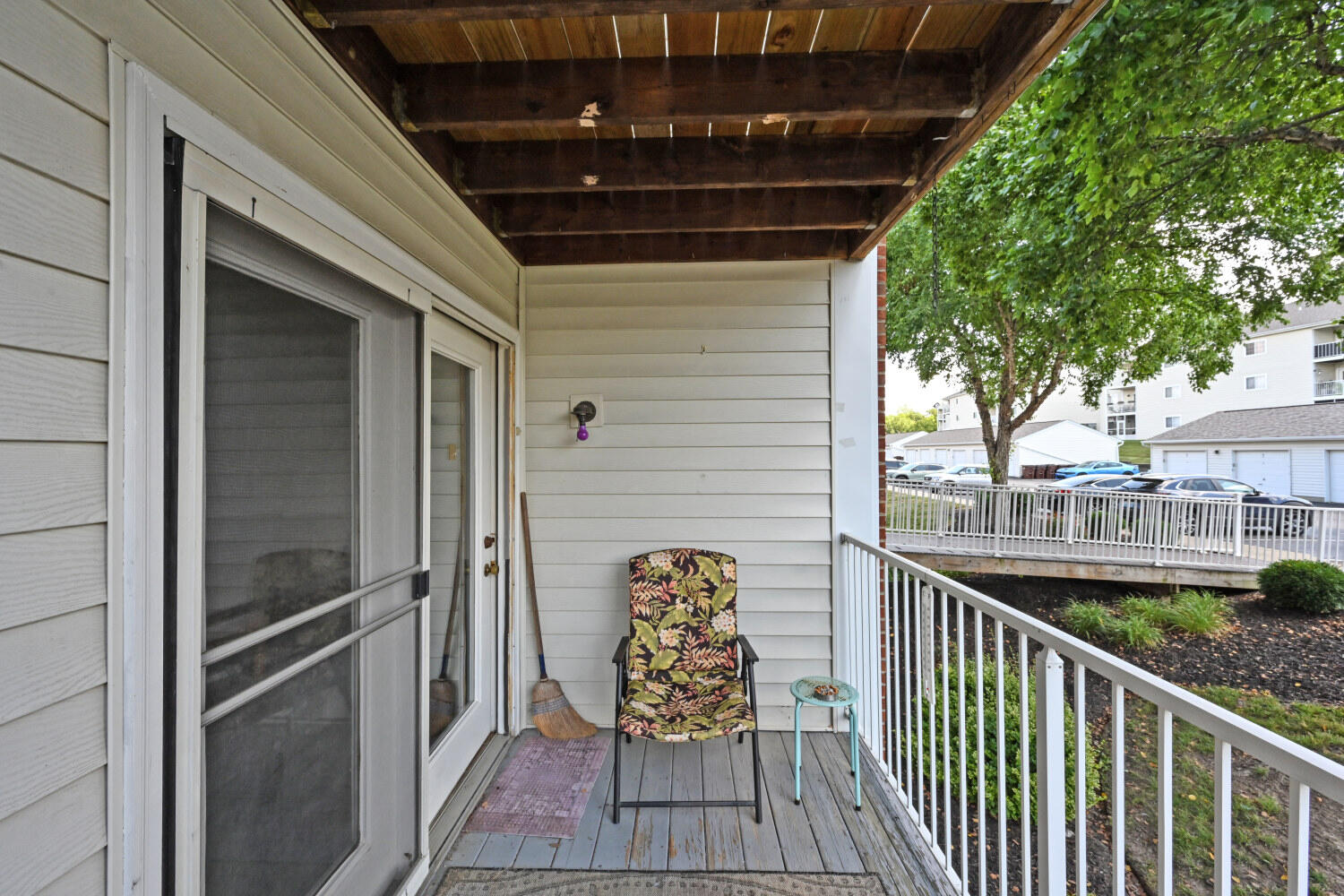 460 Marian Lane, 5