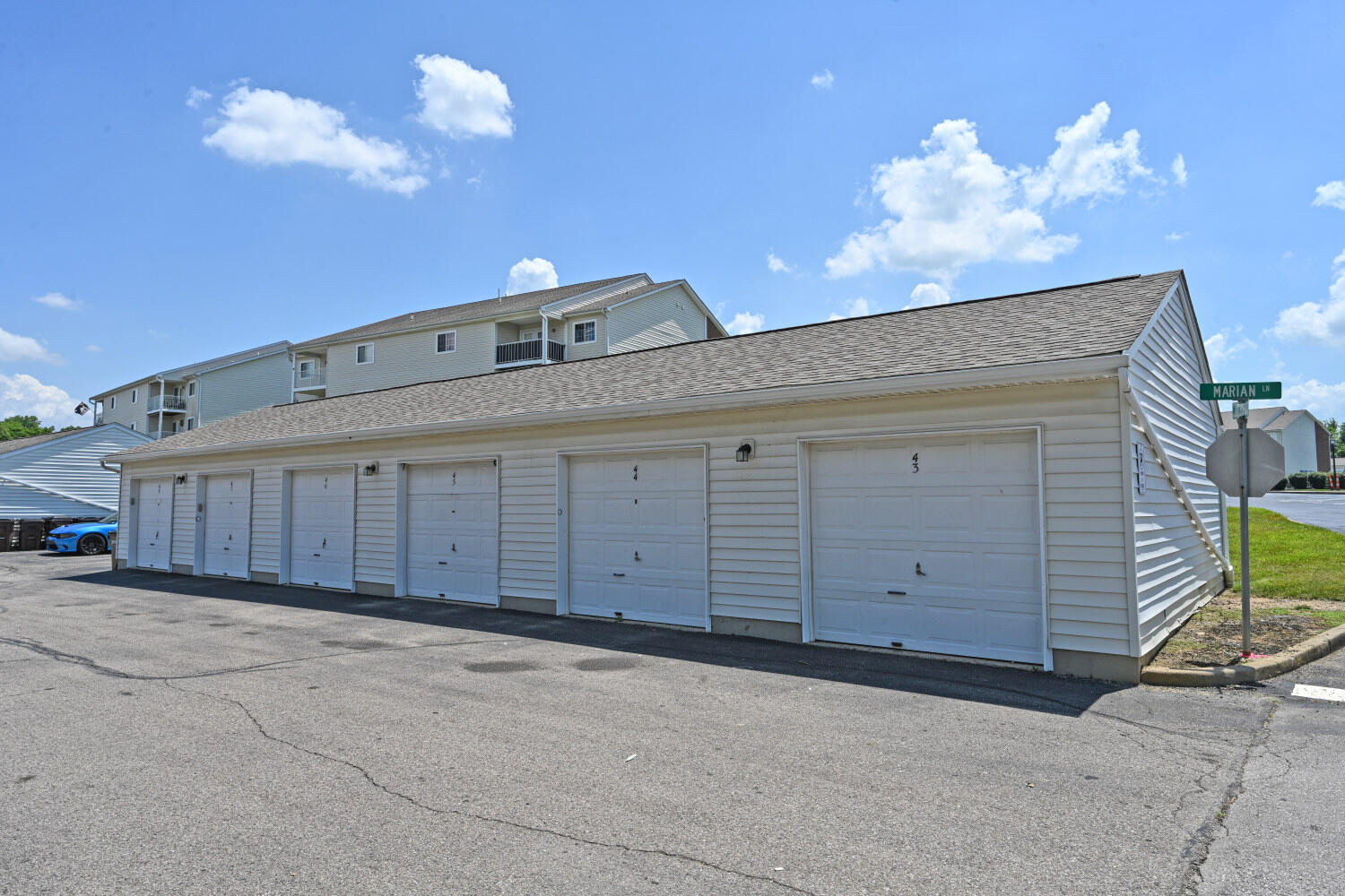 460 Marian Lane, 5