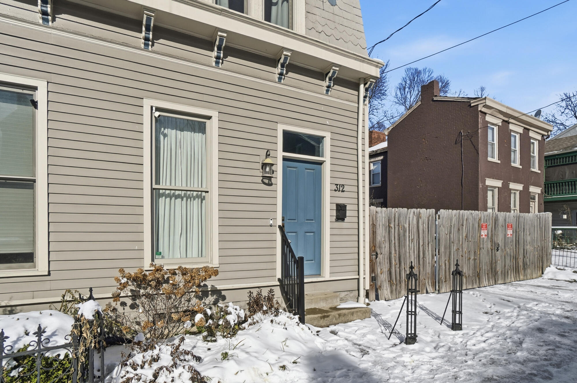 310-312 W 7th Street