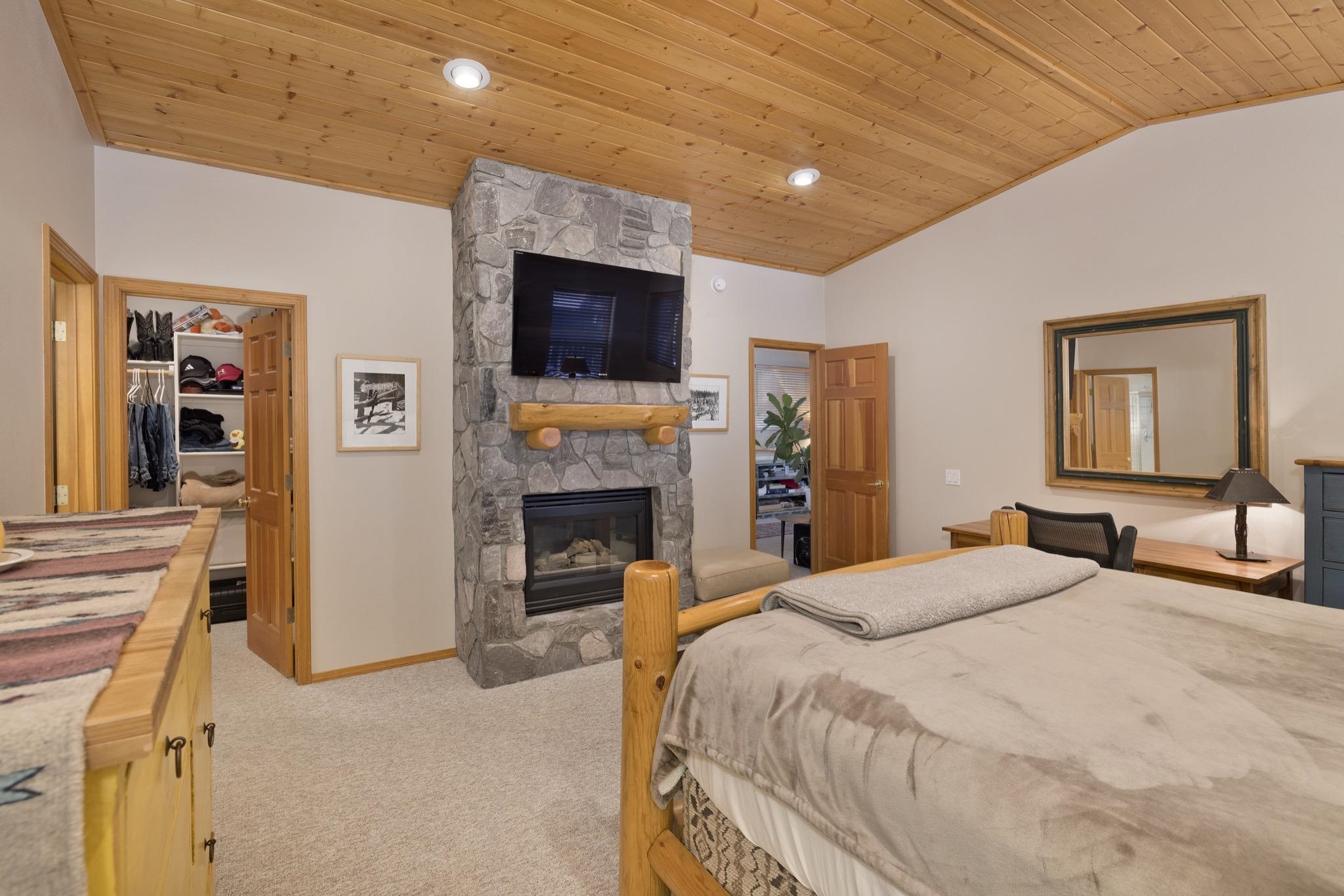 1284 Majestic Pines