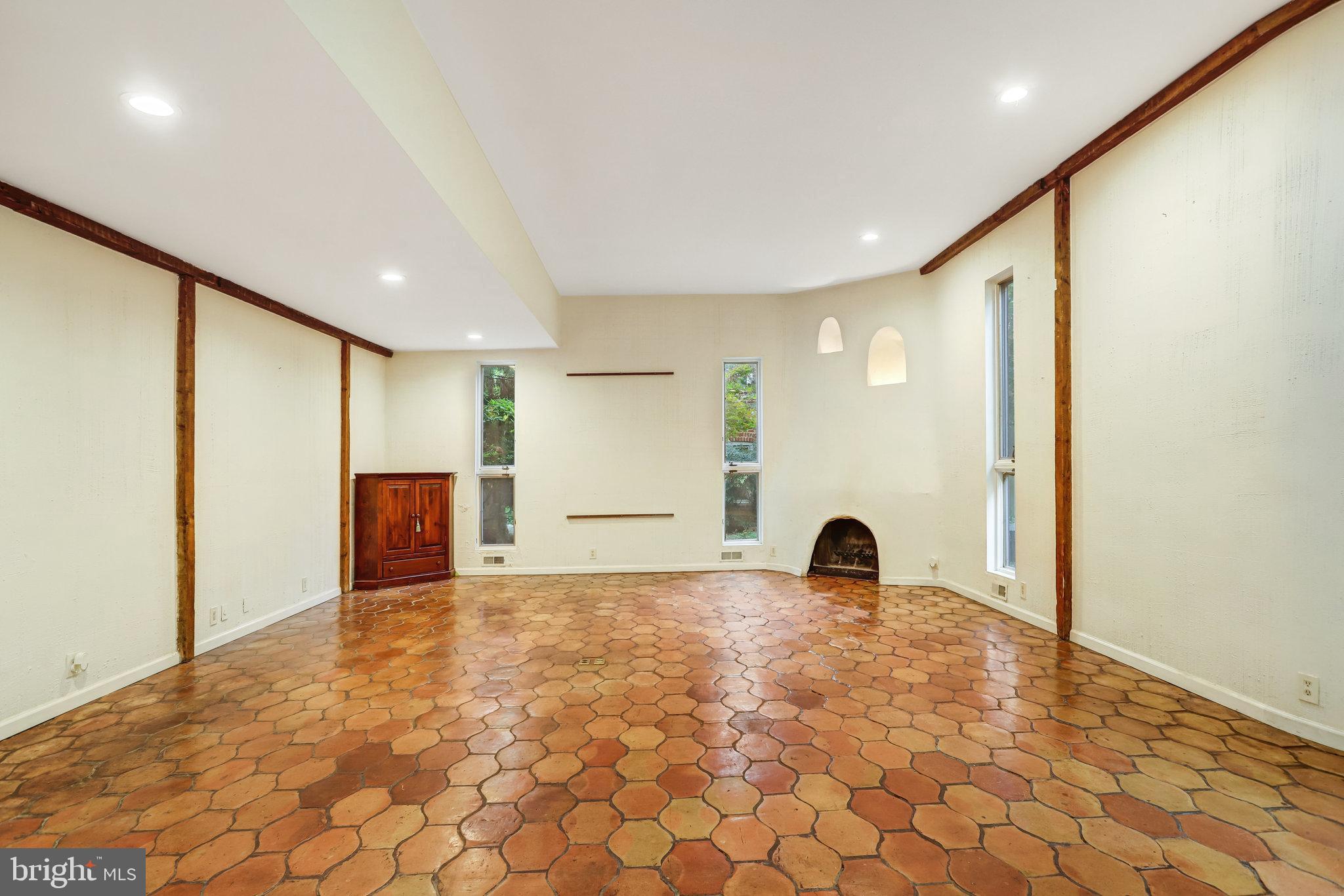 228 9TH STREET SE
