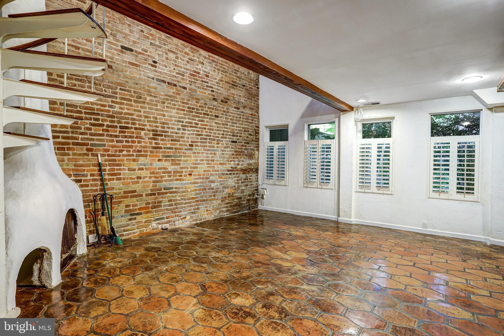228 9TH STREET SE