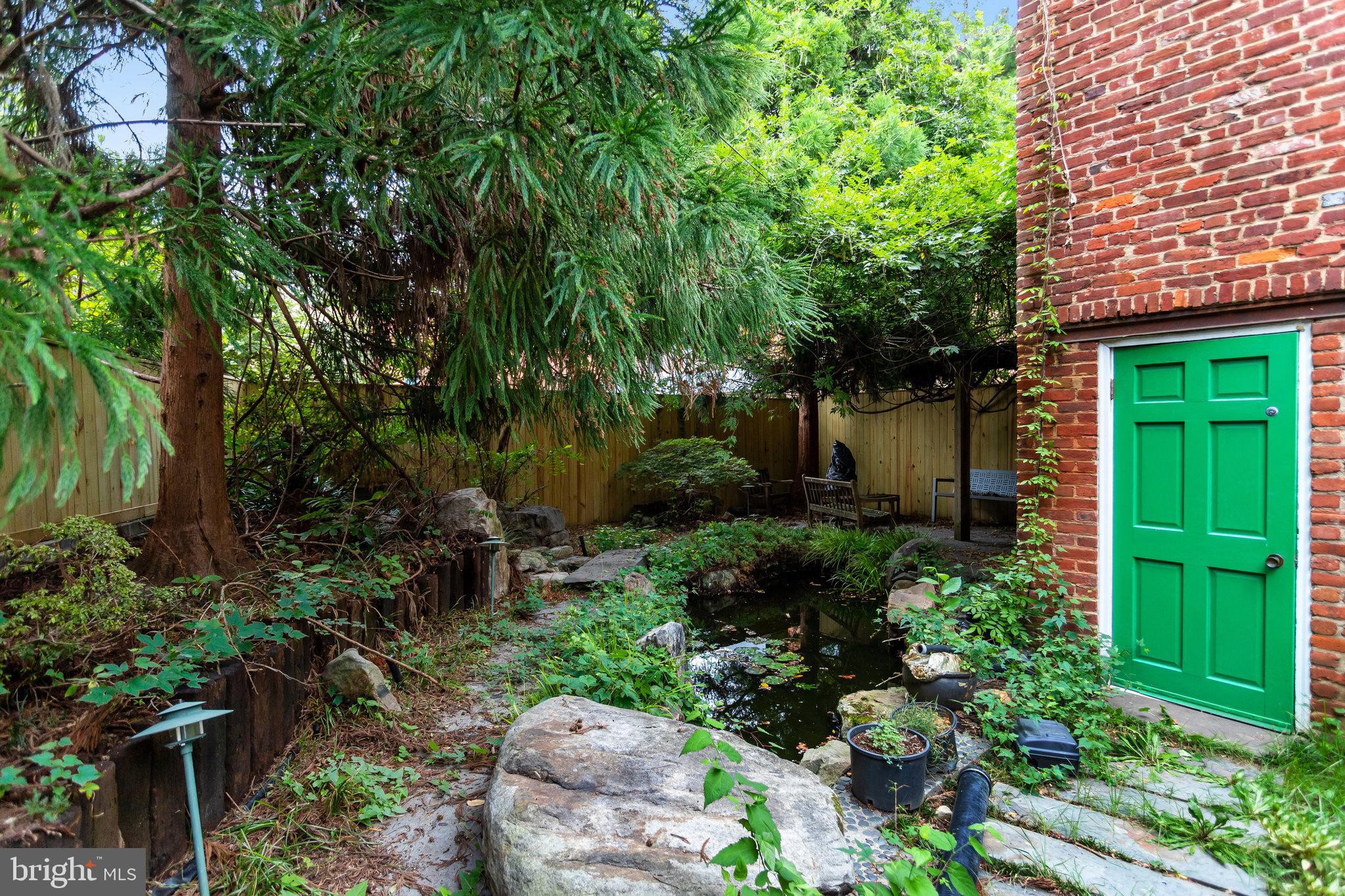 228 9TH STREET SE