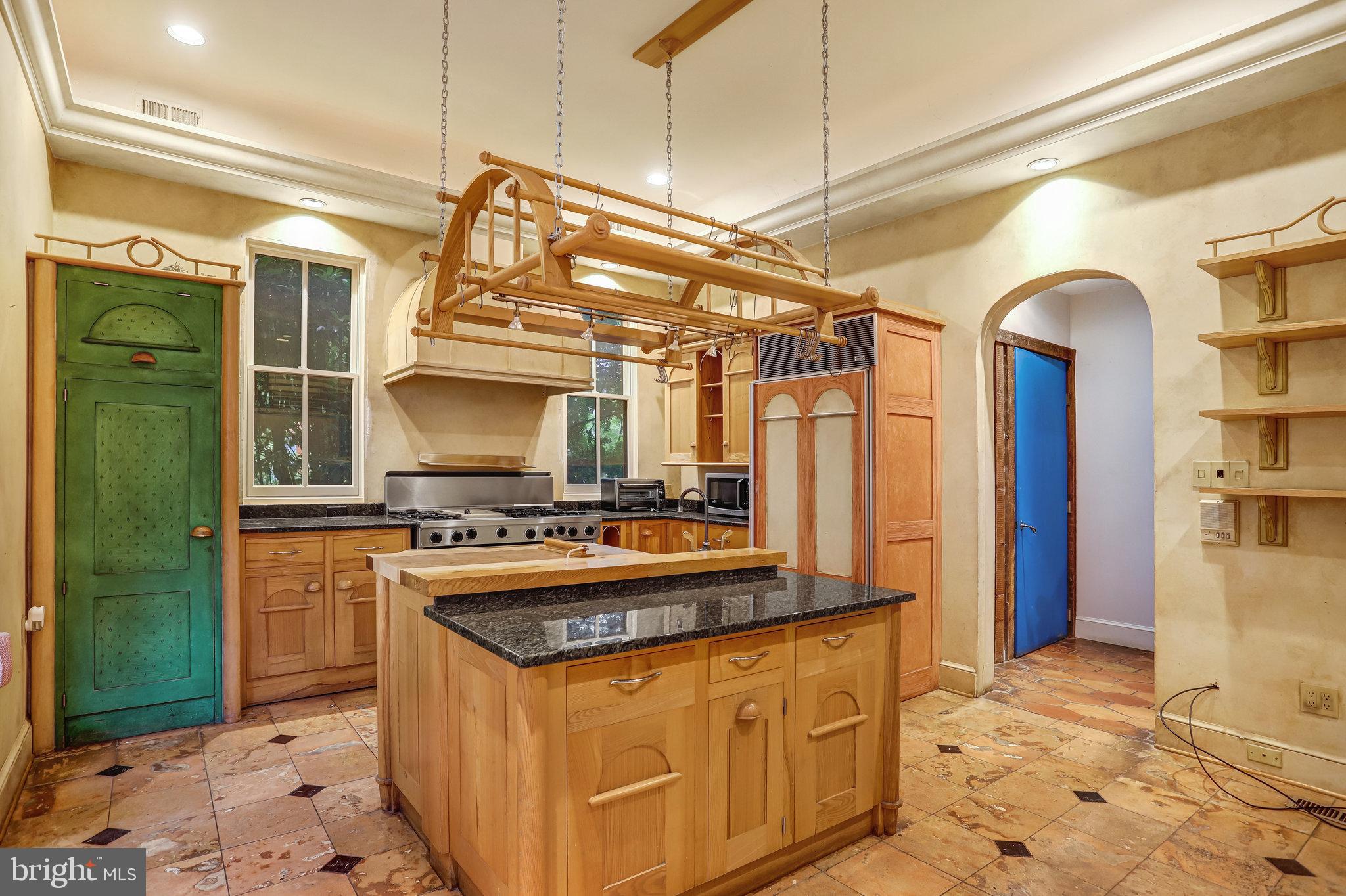 228 9TH STREET SE