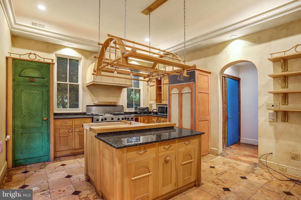 228 9TH STREET SE