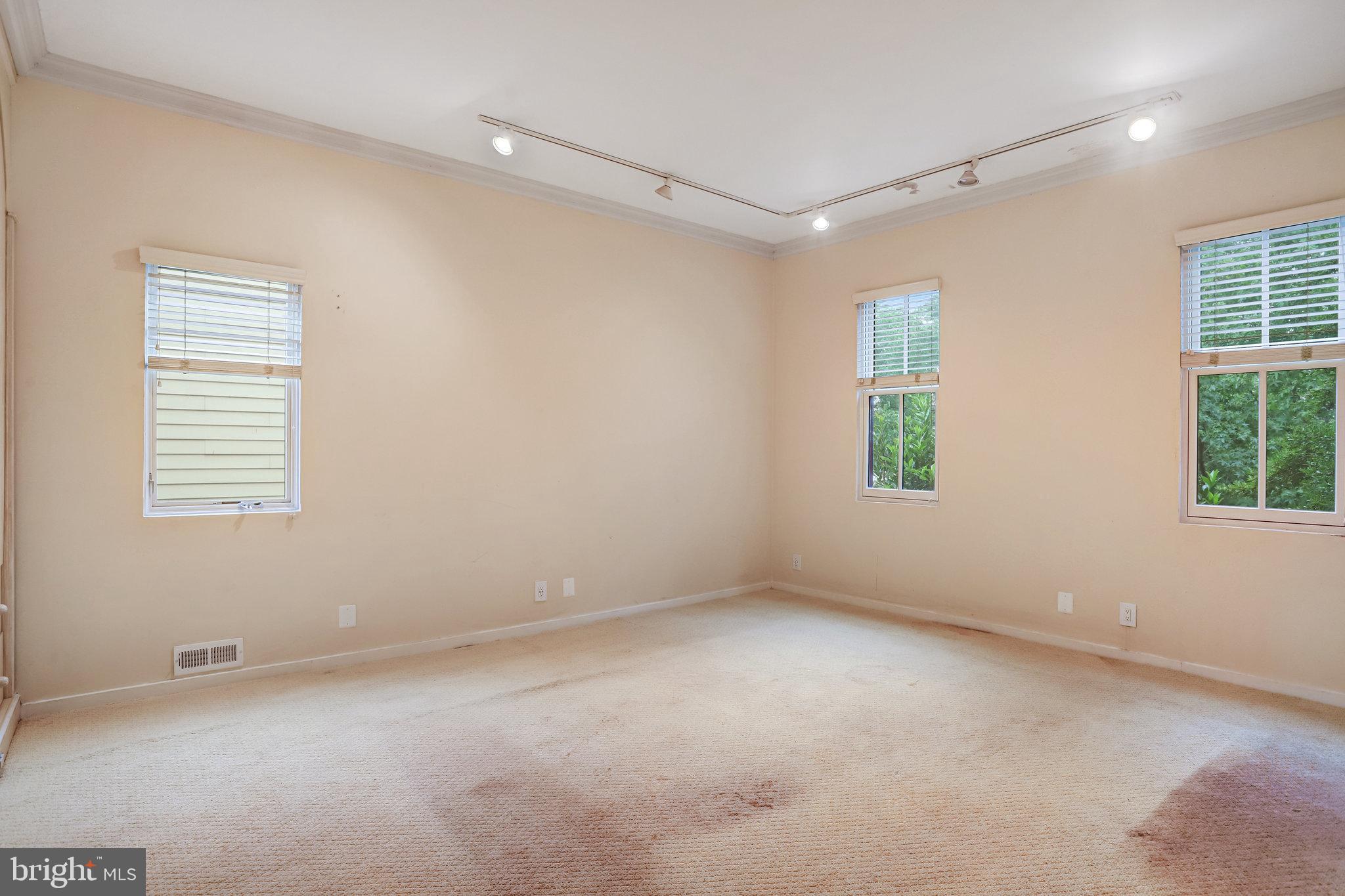 228 9TH STREET SE