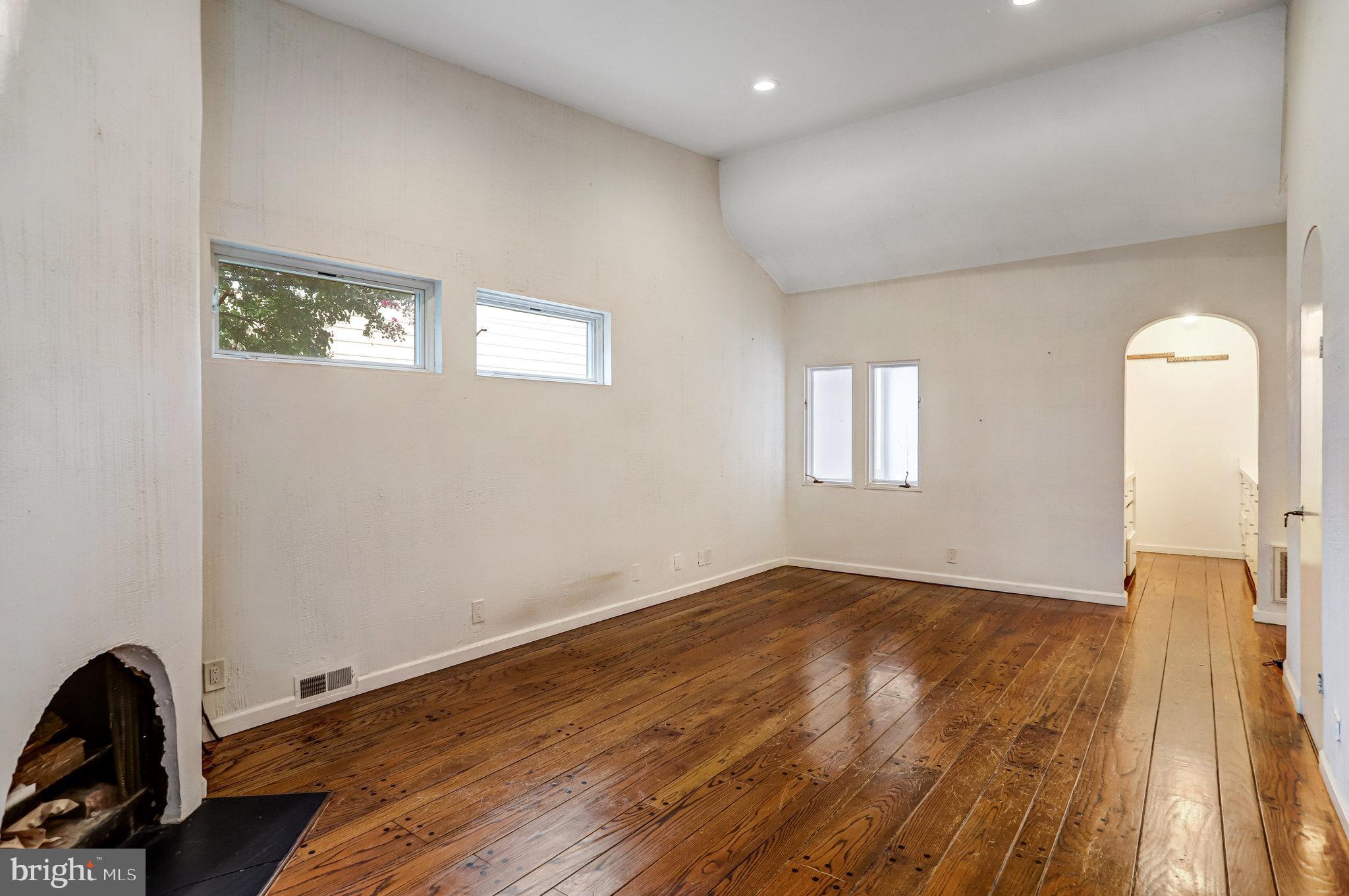 228 9TH STREET SE