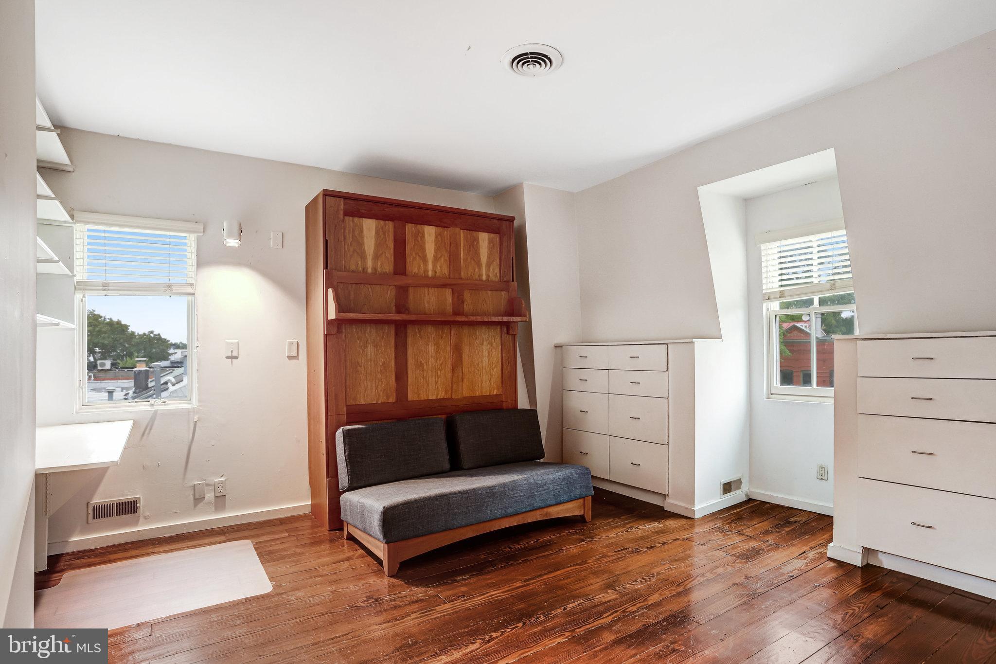 228 9TH STREET SE