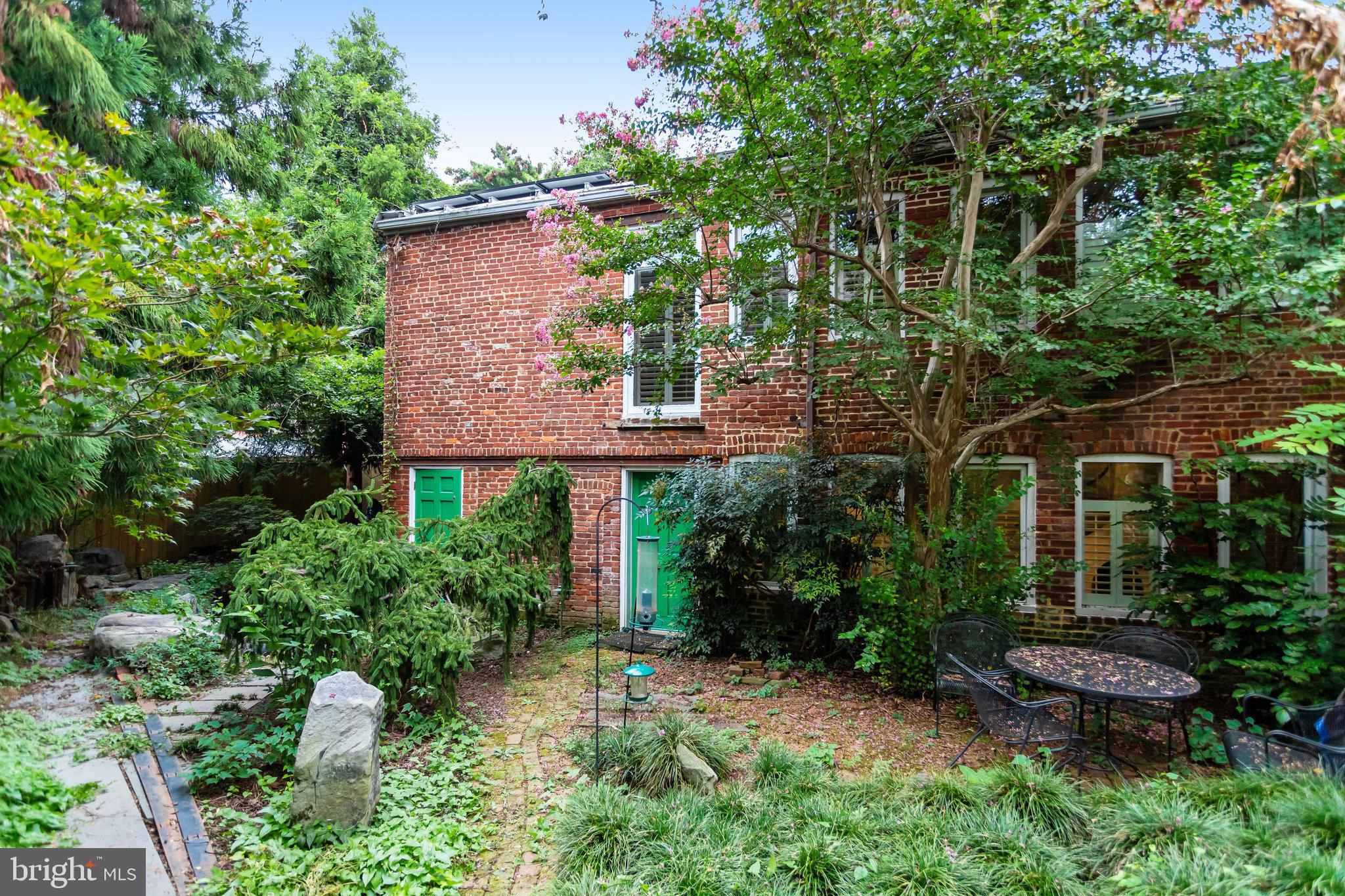 228 9TH STREET SE