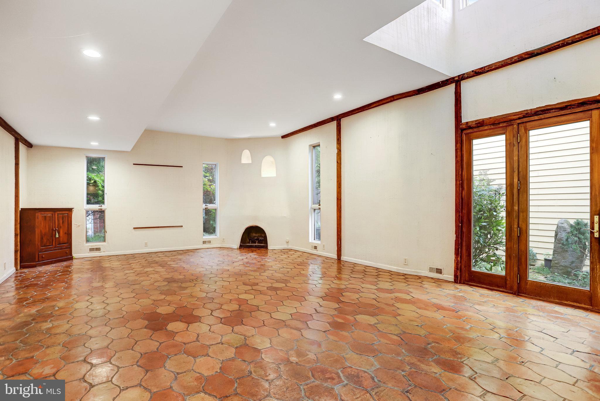 228 9TH STREET SE