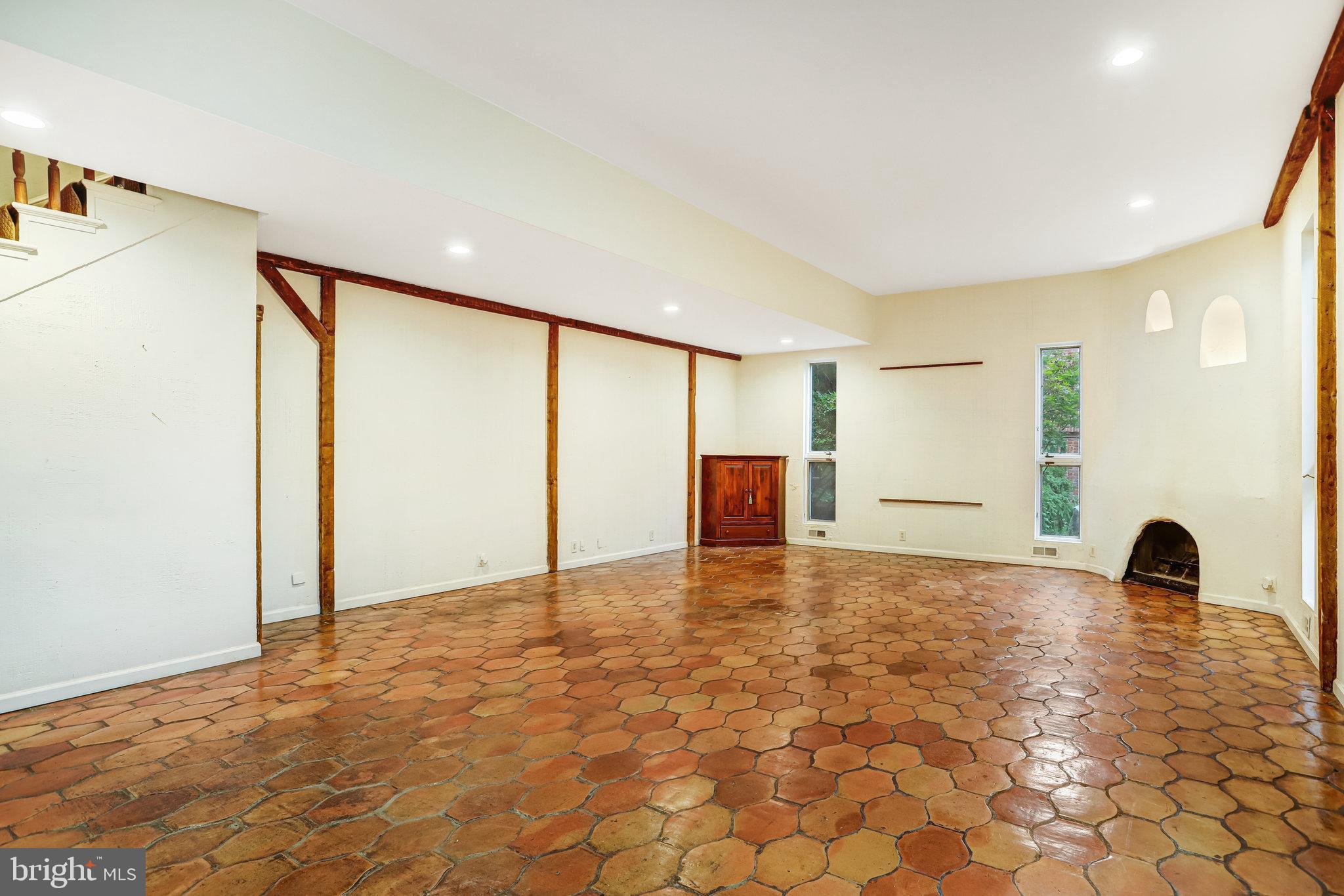 228 9TH STREET SE
