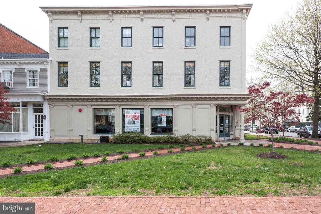 228 9TH STREET SE