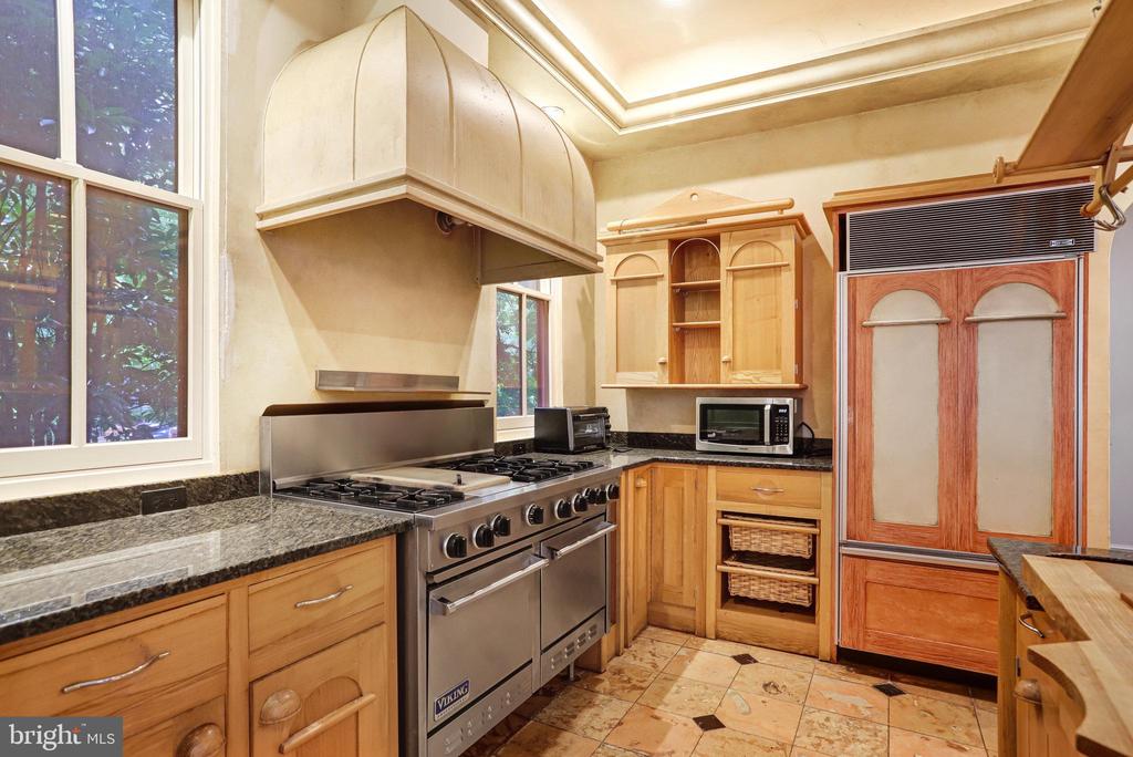 228 9TH STREET SE