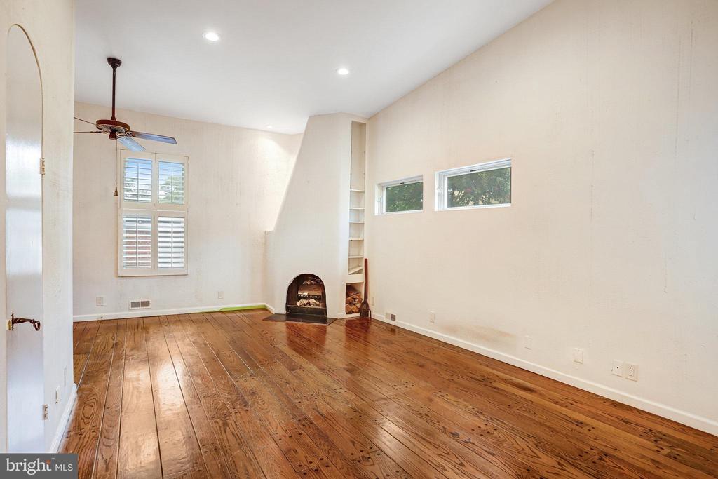 228 9TH STREET SE