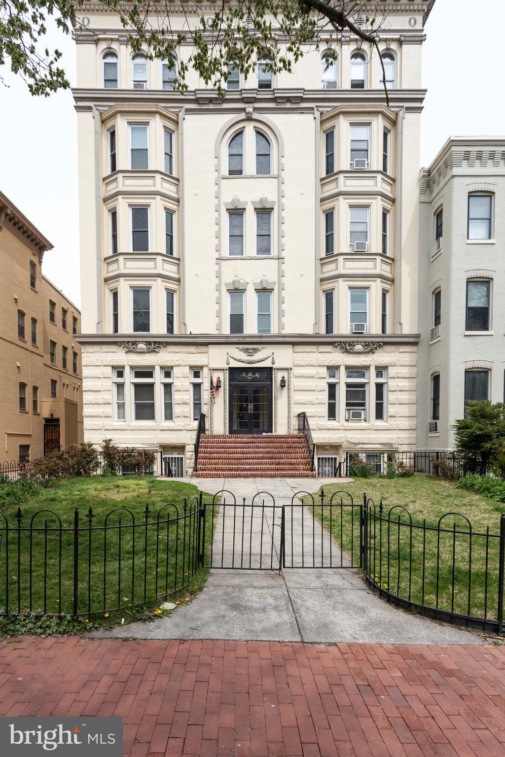 228 9TH STREET SE