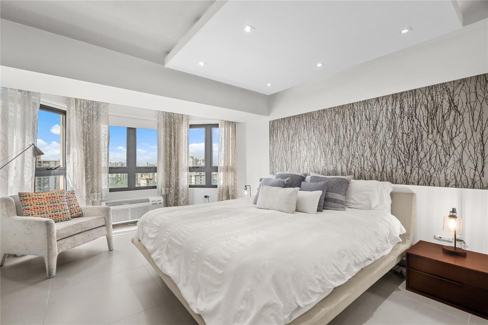 103 AVENIDA DE DIEGO #1401N