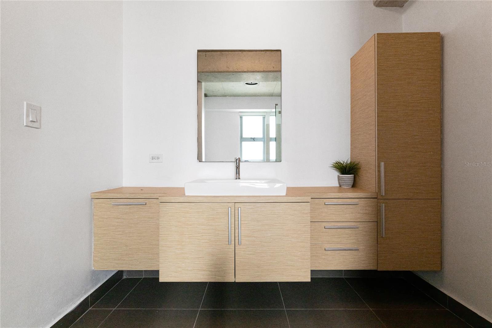 404 DE LA CONSTITUCION AVE #305