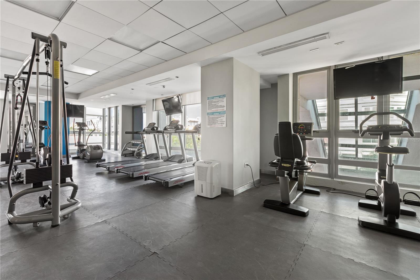 404 DE LA CONSTITUCION AVE #305