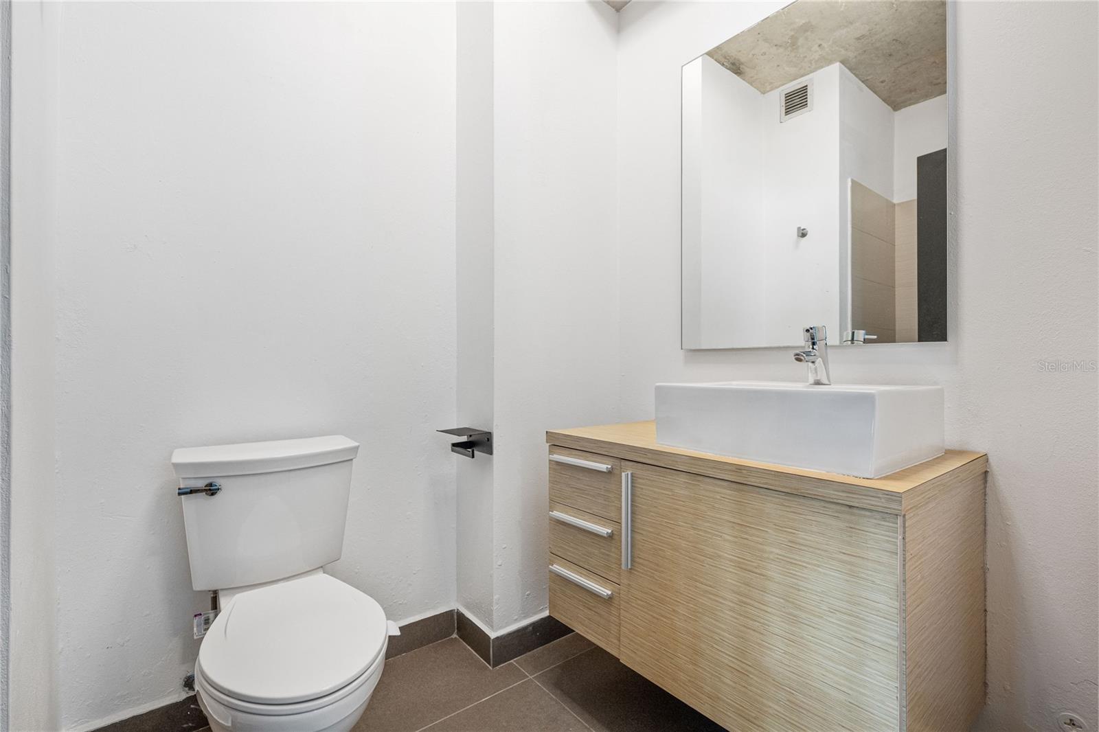 404 DE LA CONSTITUCION AVE #305