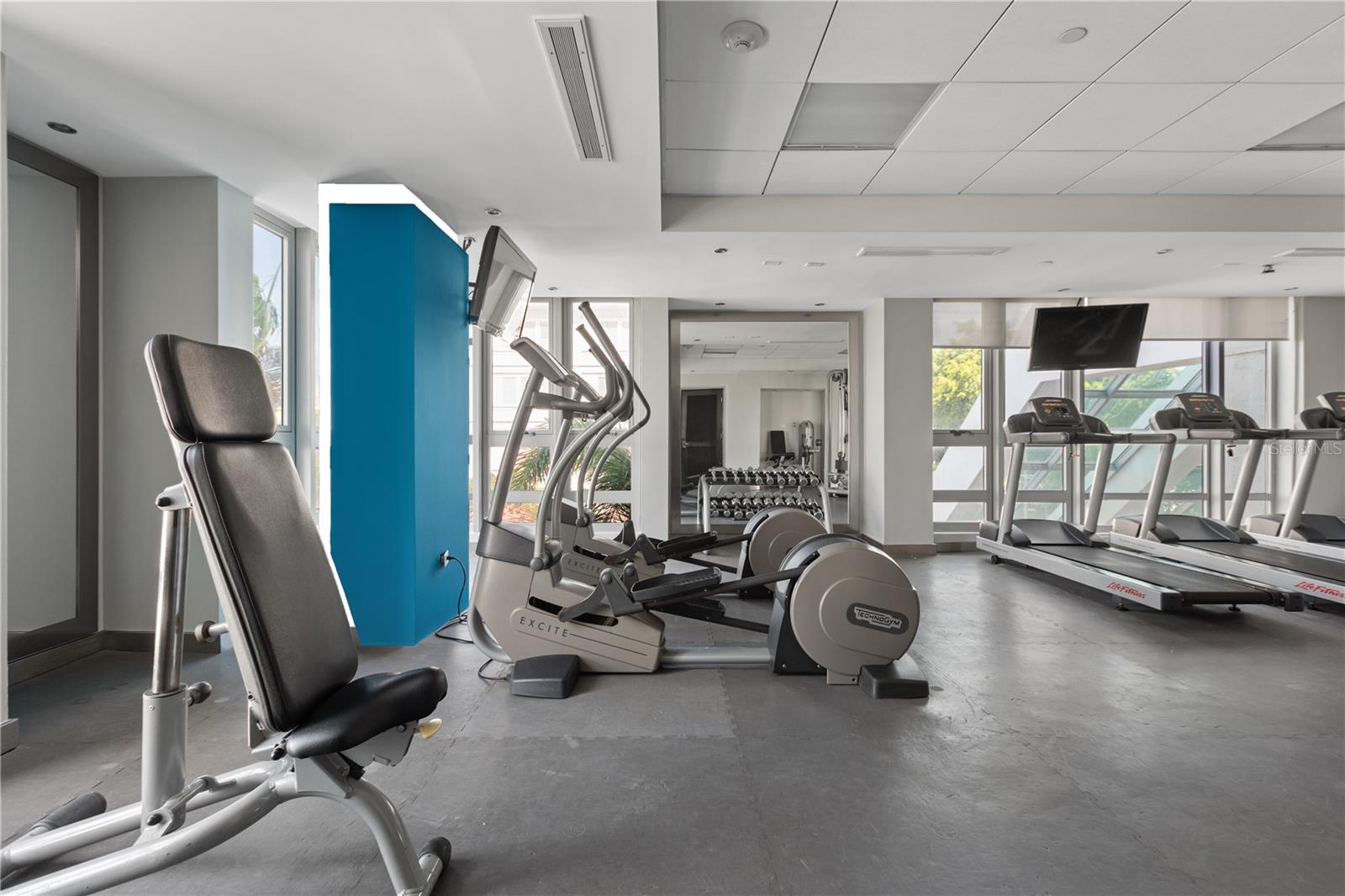 404 DE LA CONSTITUCION AVE #305