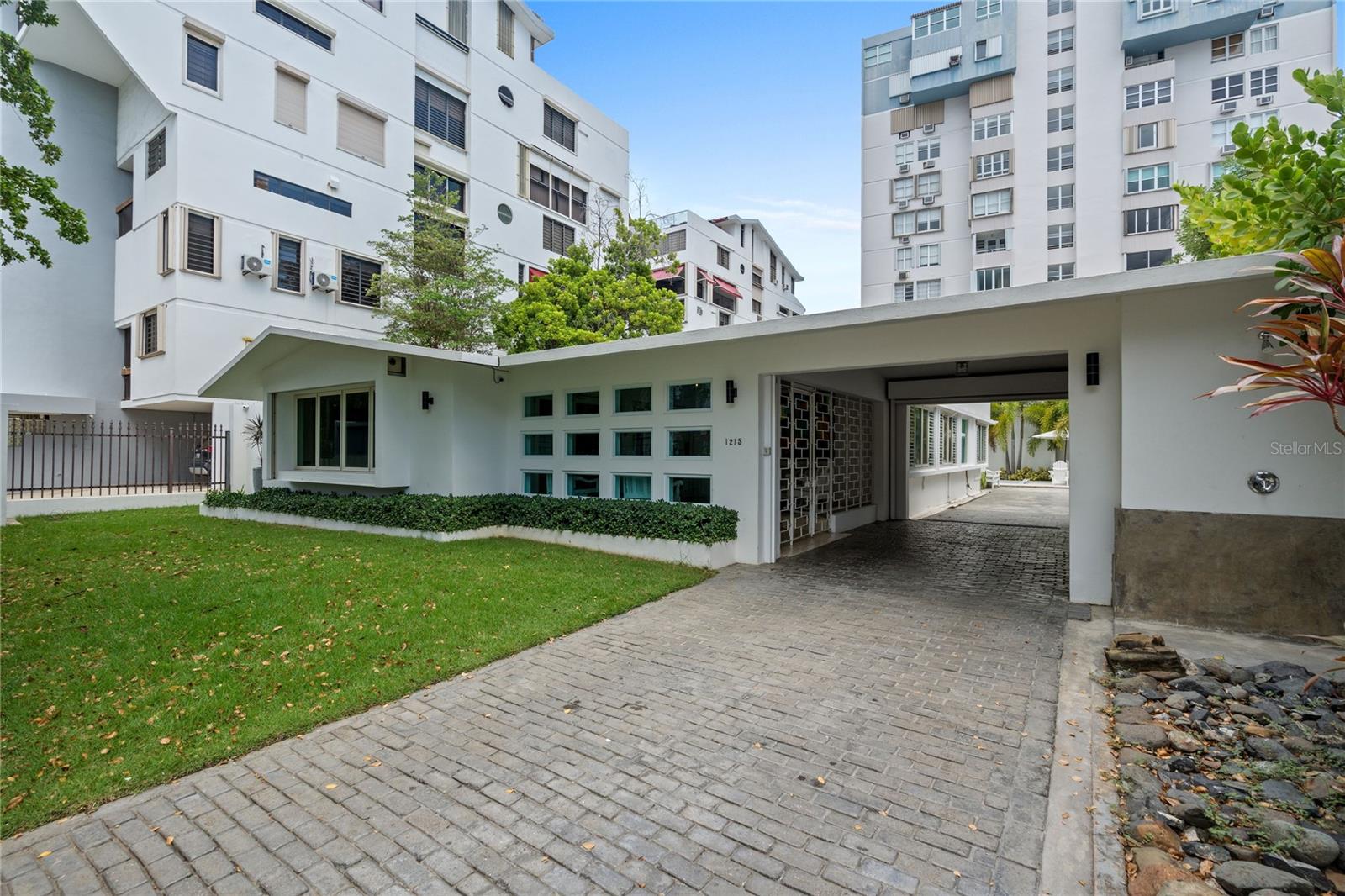 1215 CALLE LUCHETTI