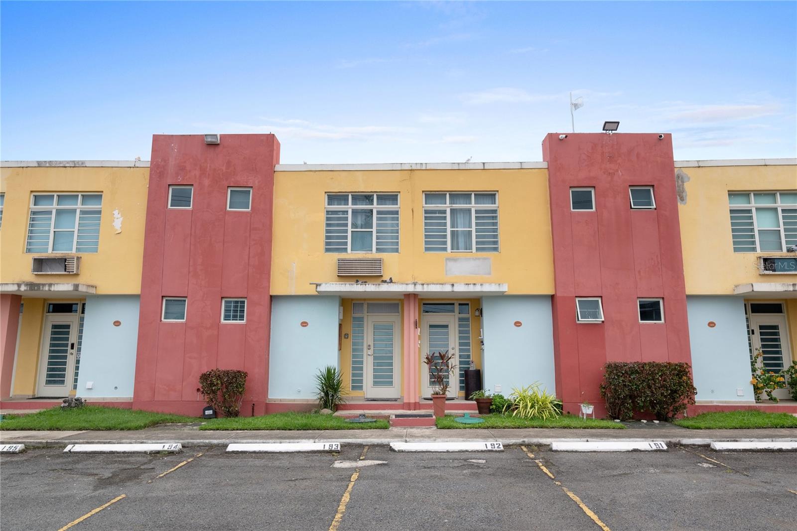 1004 JARDIN SERENO #1004