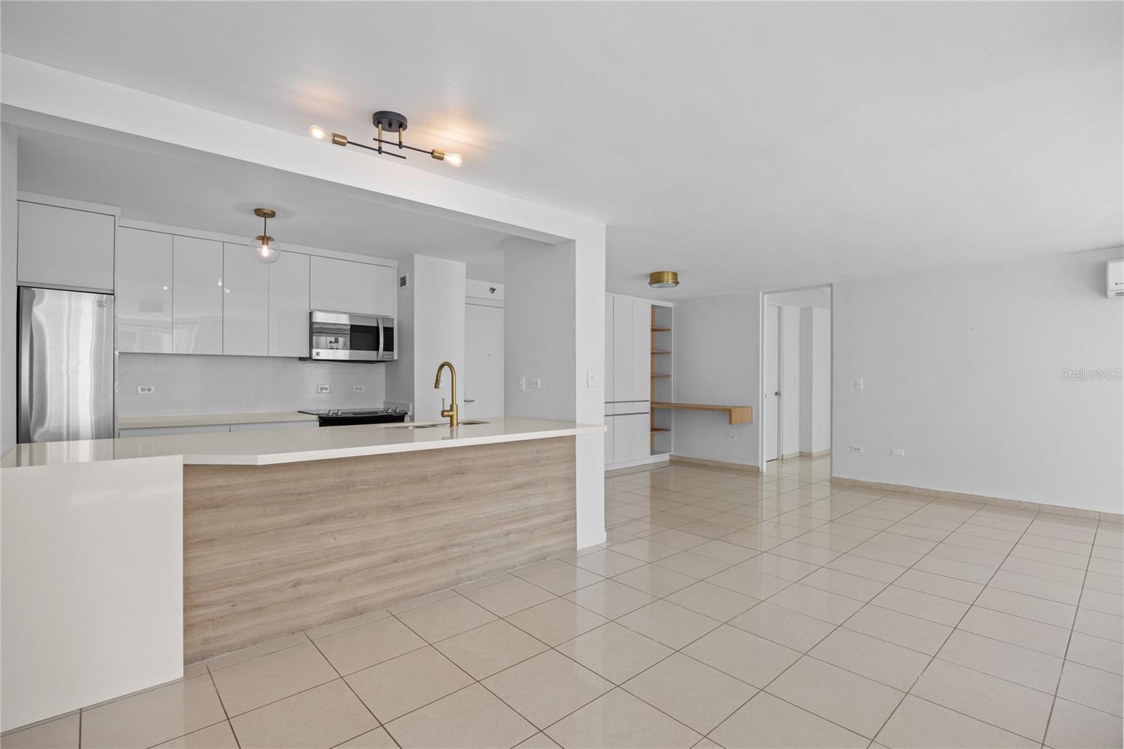 576 AVE. ARTERIAL B, COLISEUM TOWER #809