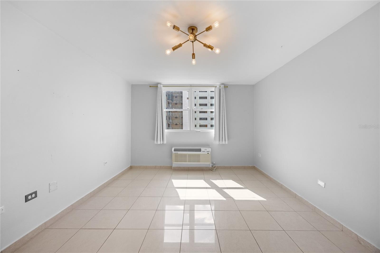 576 AVE. ARTERIAL B, COLISEUM TOWER #809