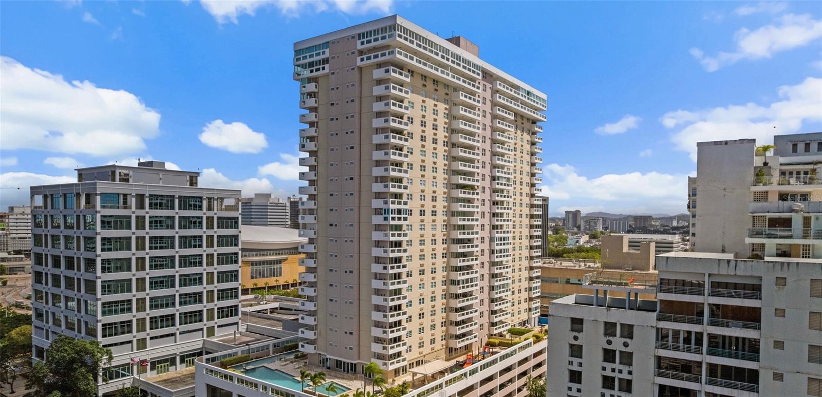 576 AVE. ARTERIAL B, COLISEUM TOWER #809