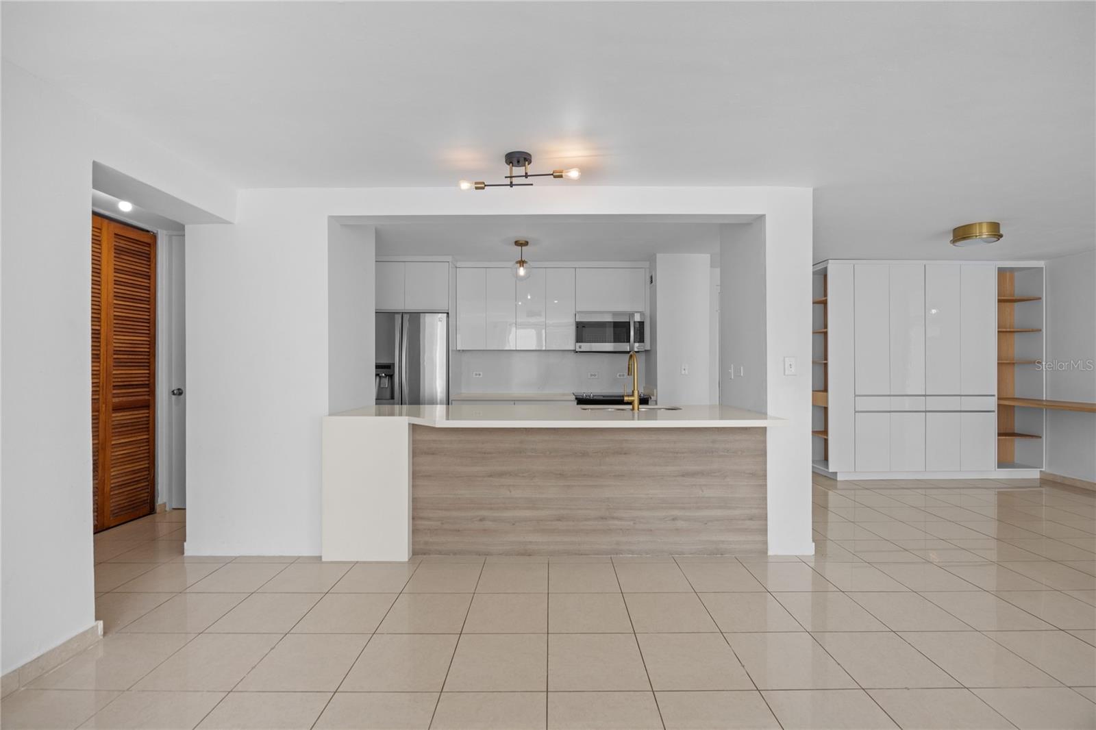 576 AVE. ARTERIAL B, COLISEUM TOWER #809