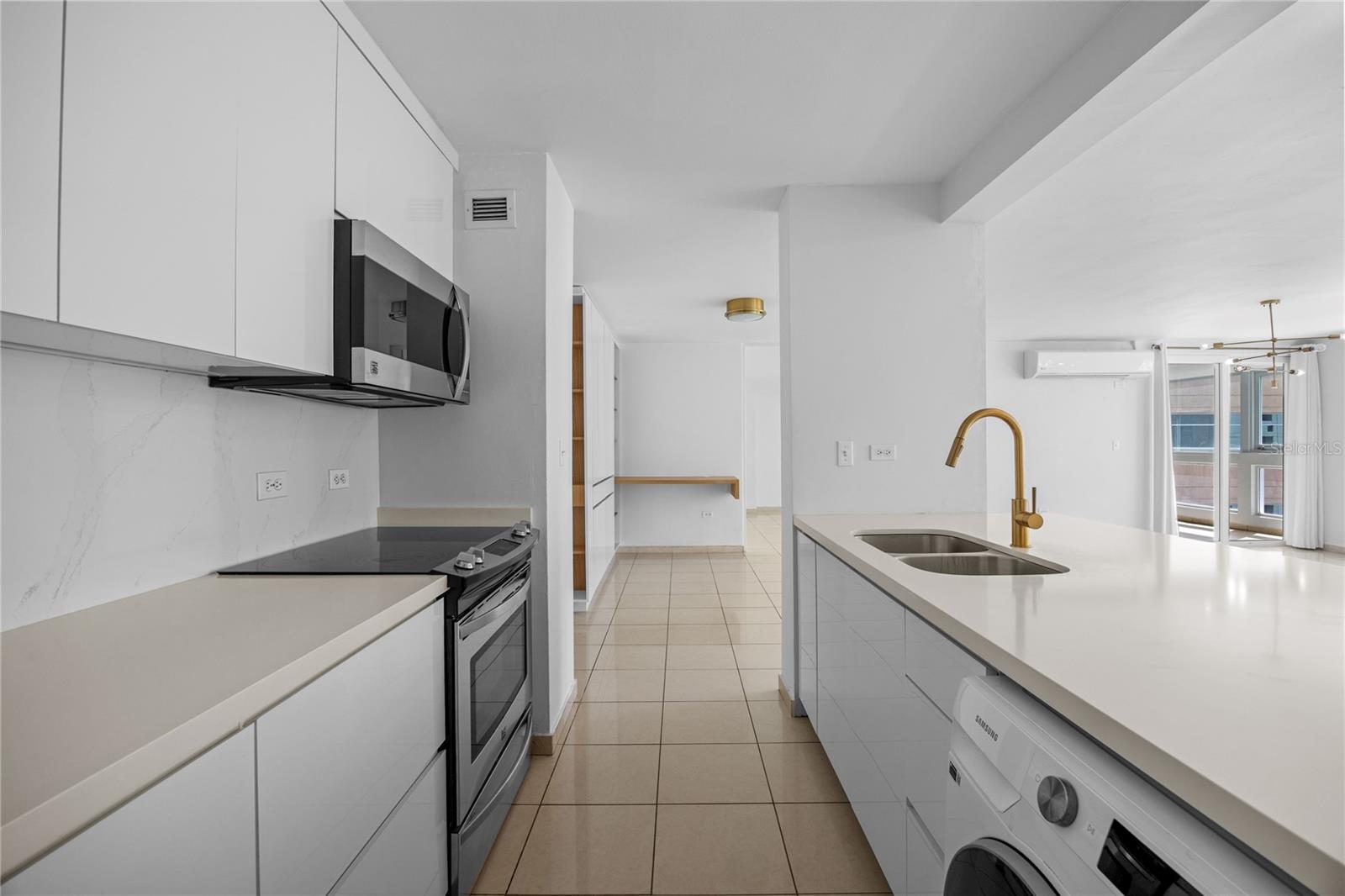 576 AVE. ARTERIAL B, COLISEUM TOWER #809