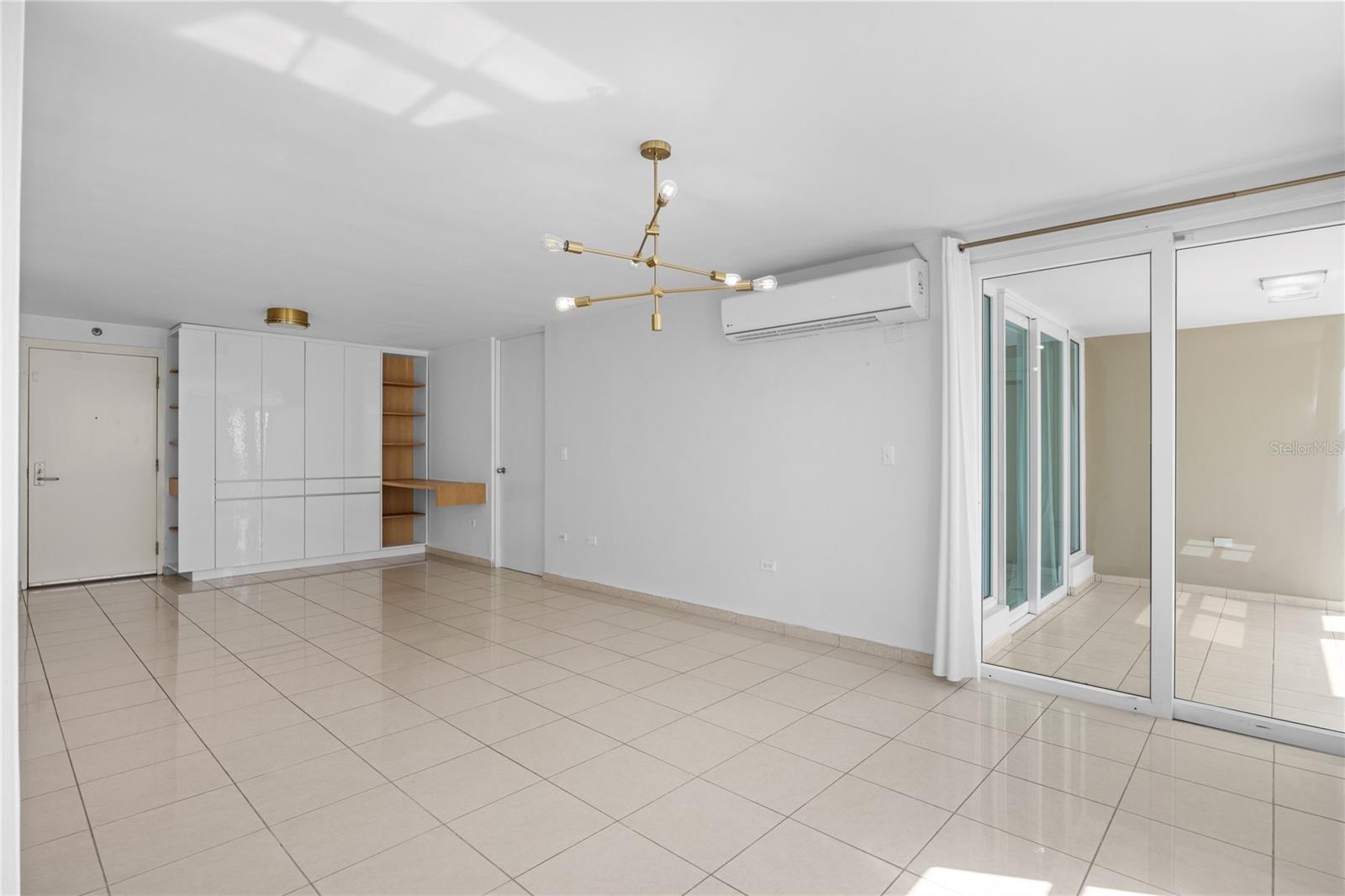 576 AVE. ARTERIAL B, COLISEUM TOWER #809