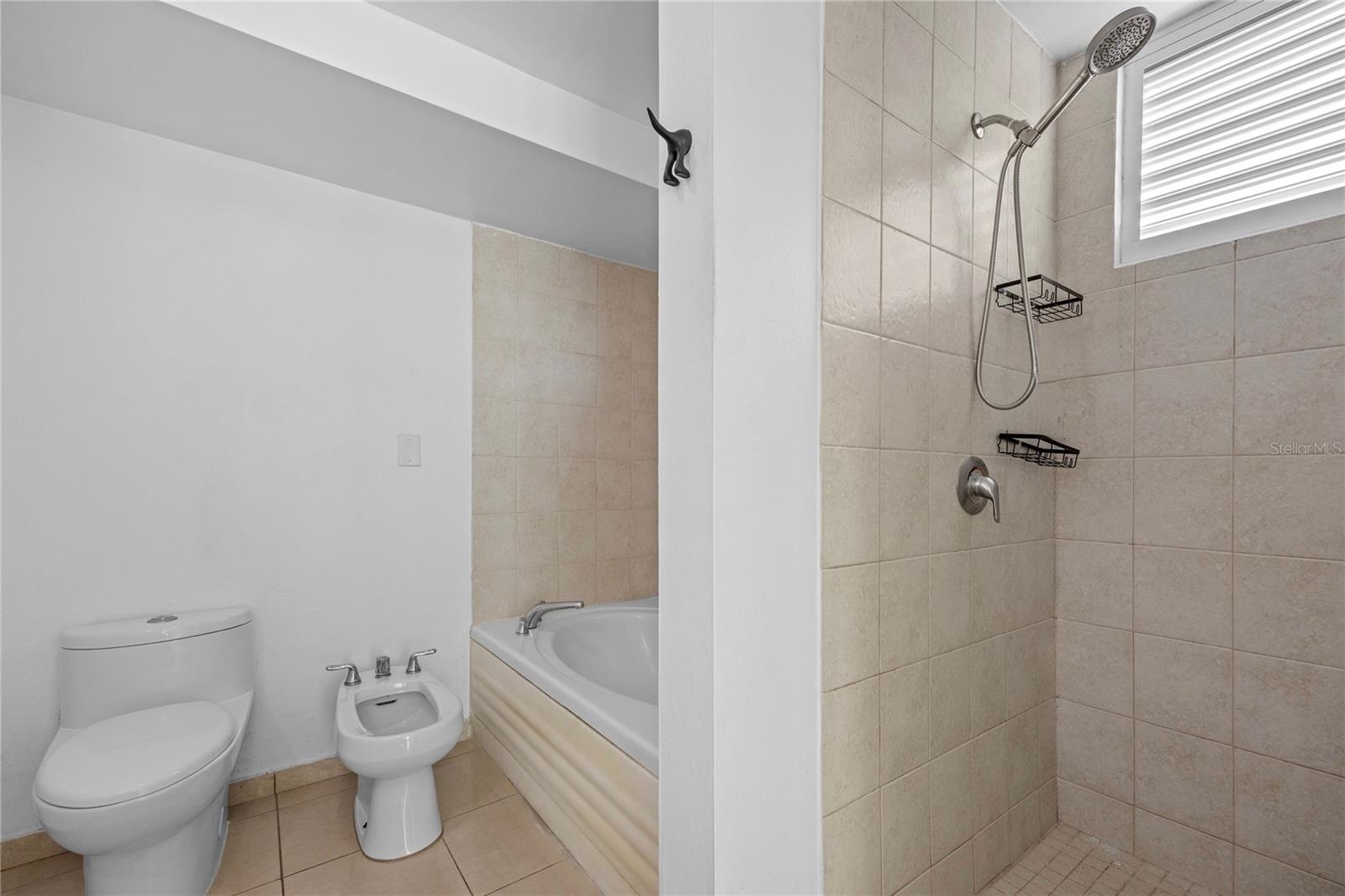 576 AVE. ARTERIAL B, COLISEUM TOWER #809