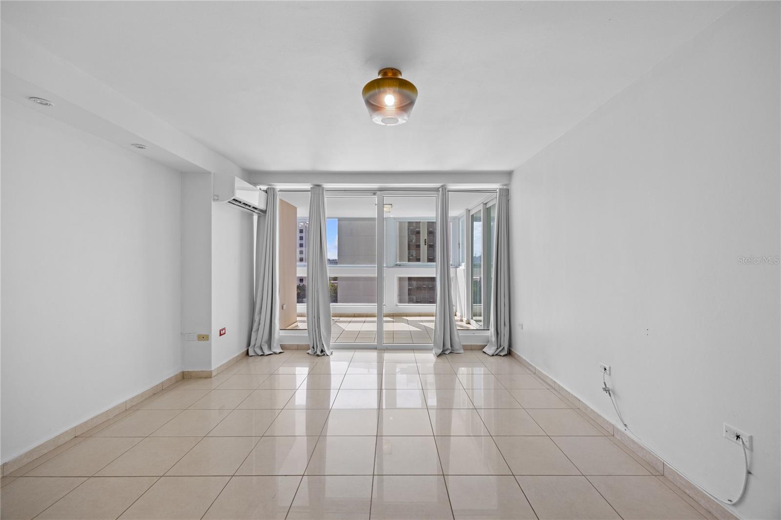 576 AVE. ARTERIAL B, COLISEUM TOWER #809