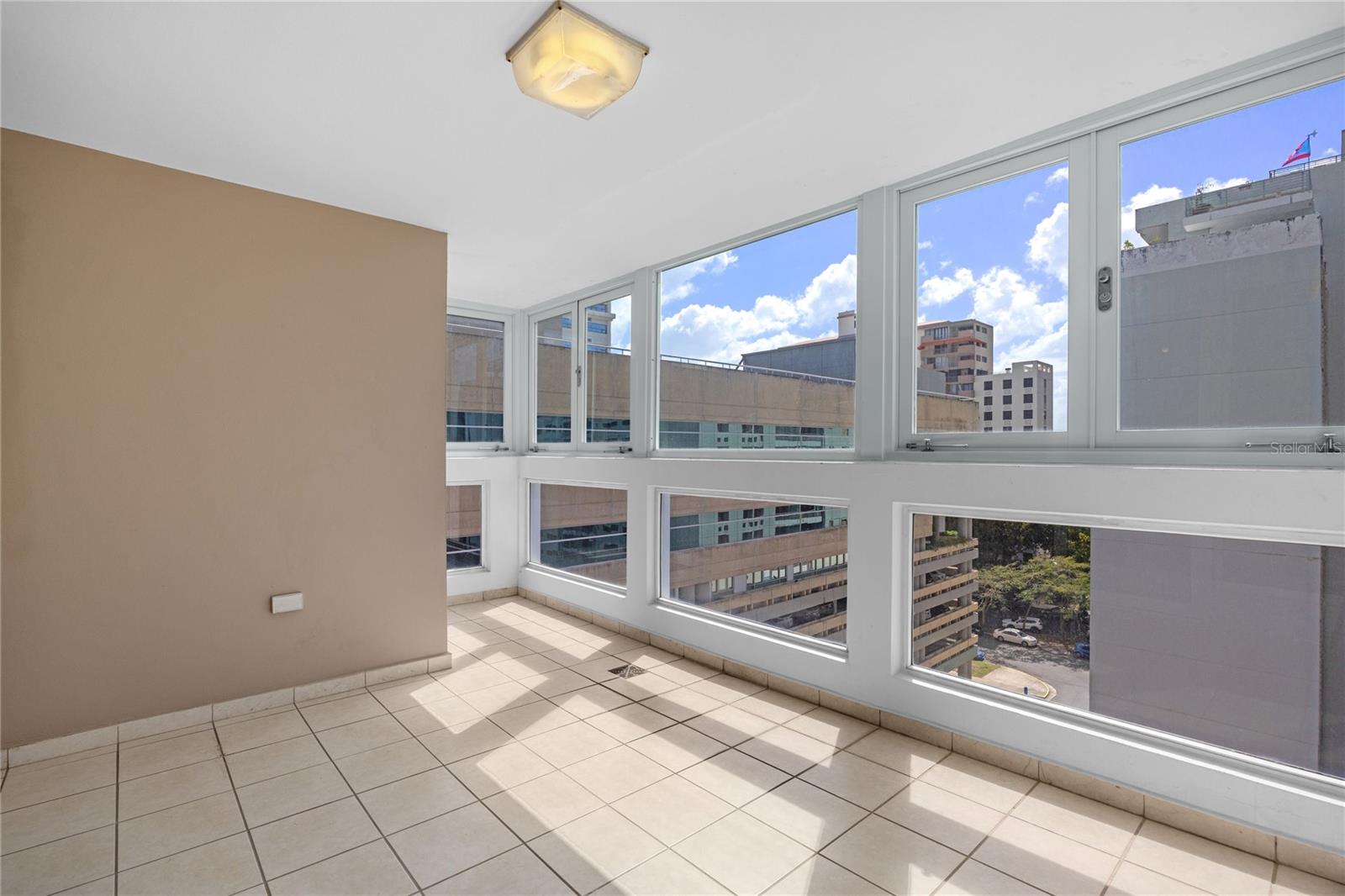 576 AVE. ARTERIAL B, COLISEUM TOWER #809