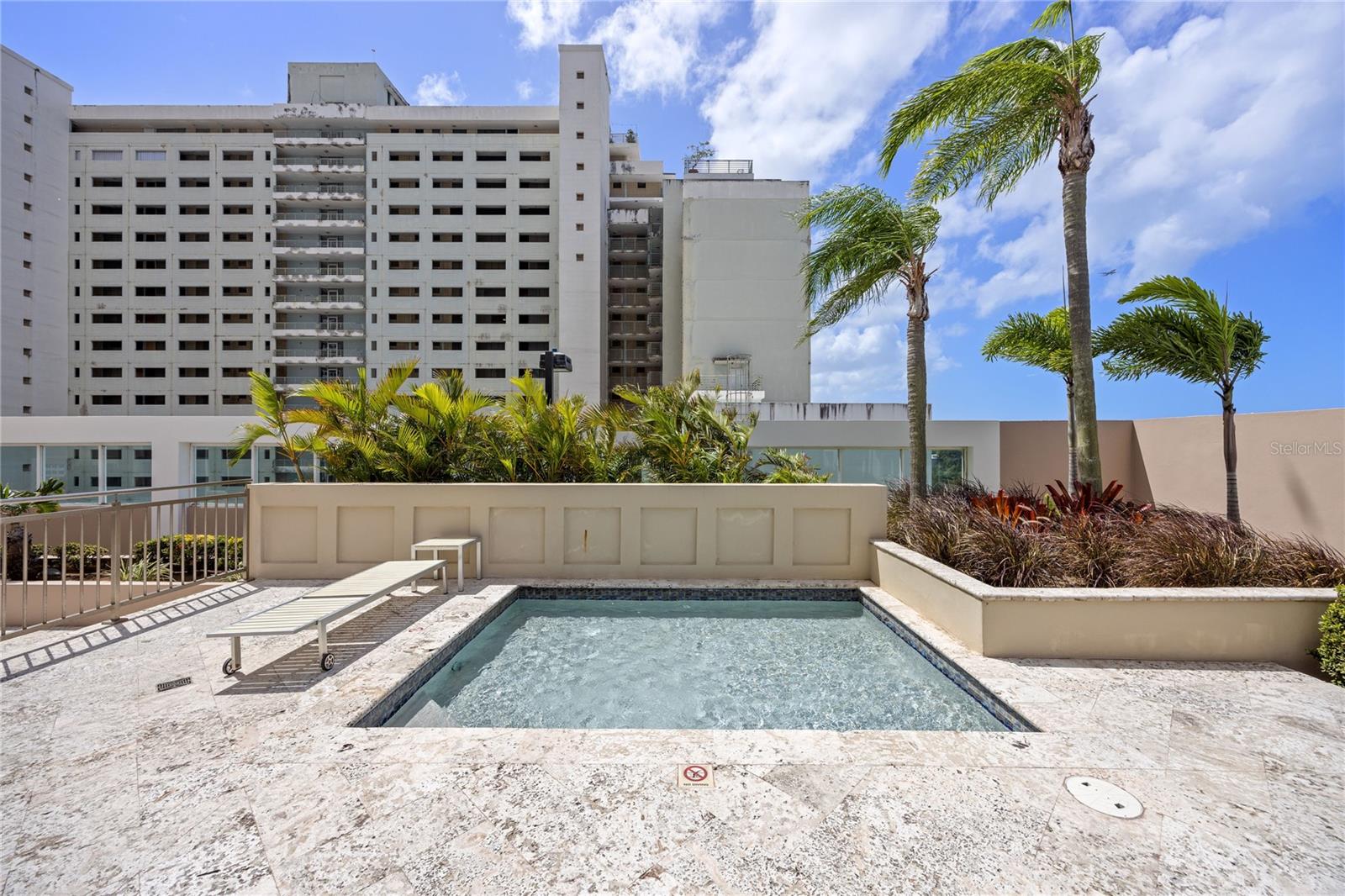 576 AVE. ARTERIAL B, COLISEUM TOWER #809