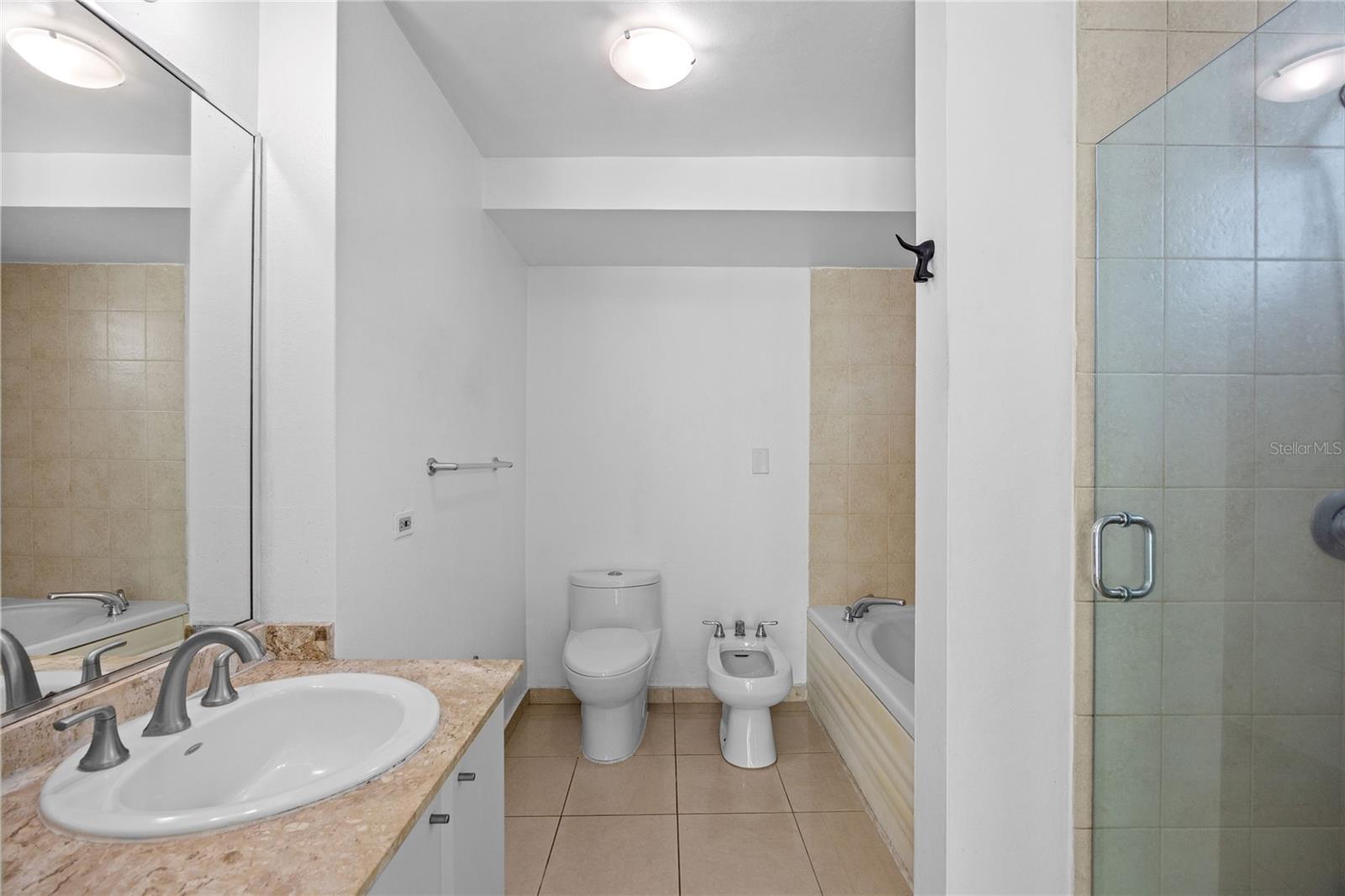 576 AVE. ARTERIAL B, COLISEUM TOWER #809