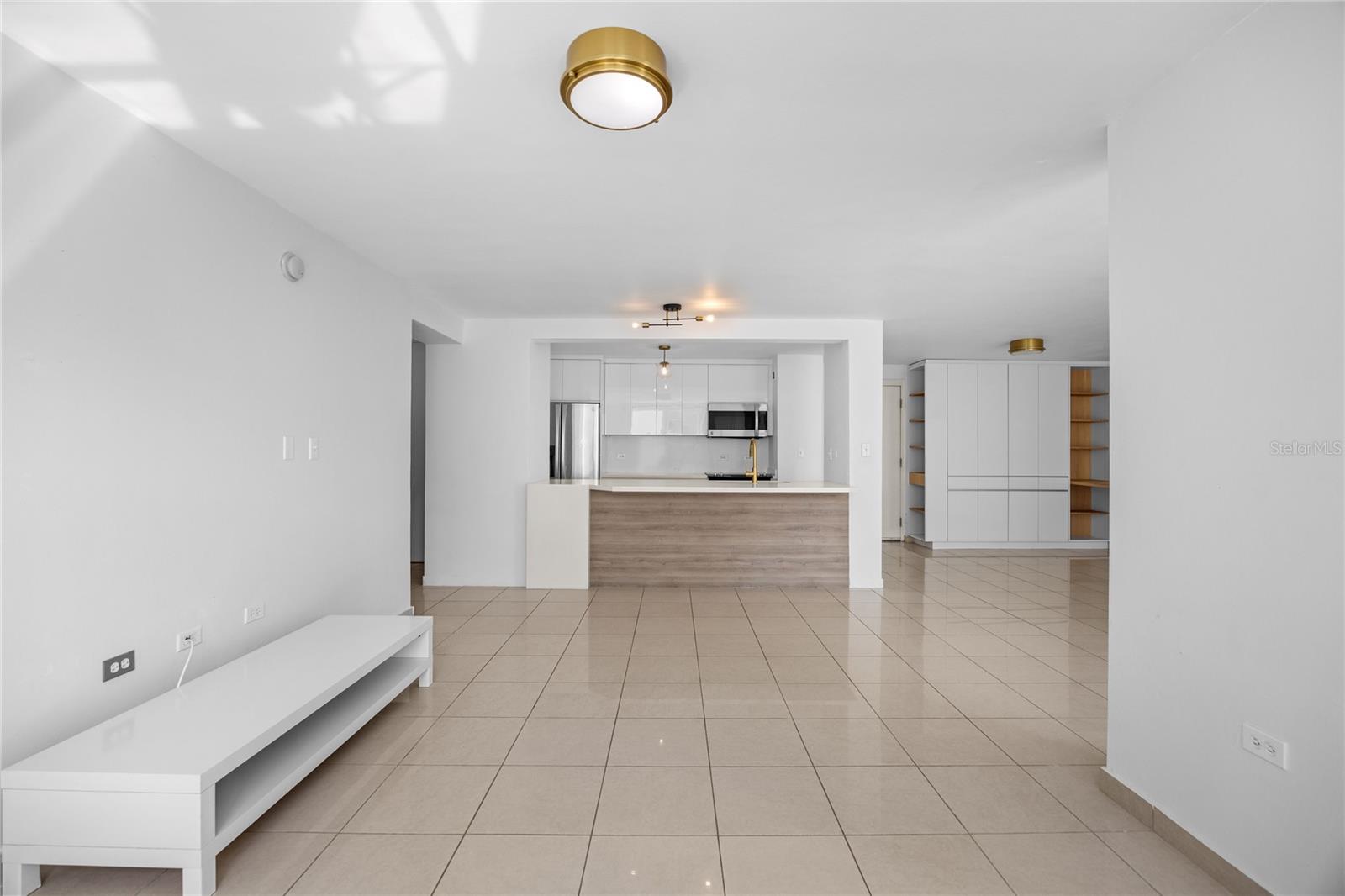 576 AVE. ARTERIAL B, COLISEUM TOWER #809