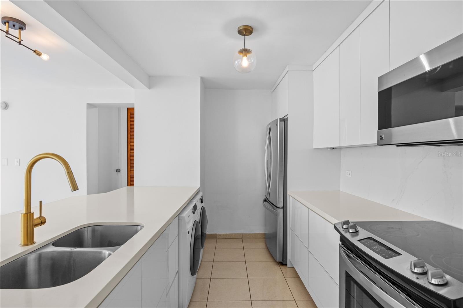 576 AVE. ARTERIAL B, COLISEUM TOWER #809