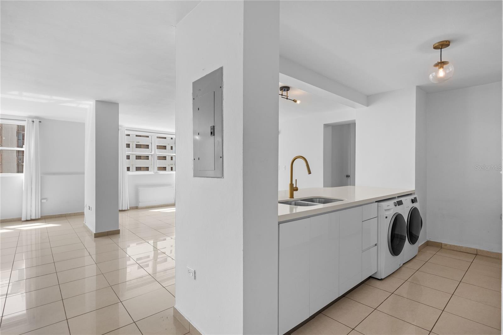 576 AVE. ARTERIAL B, COLISEUM TOWER #809