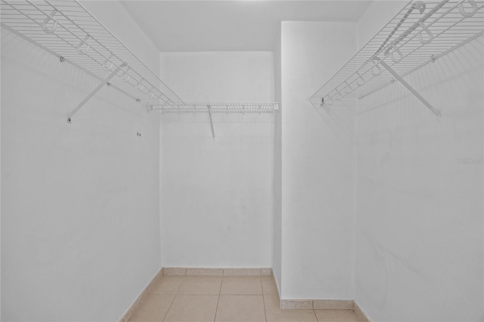 576 AVE. ARTERIAL B, COLISEUM TOWER #809