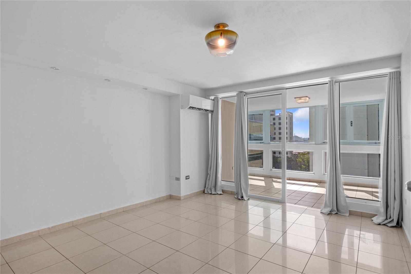 576 AVE. ARTERIAL B, COLISEUM TOWER #809