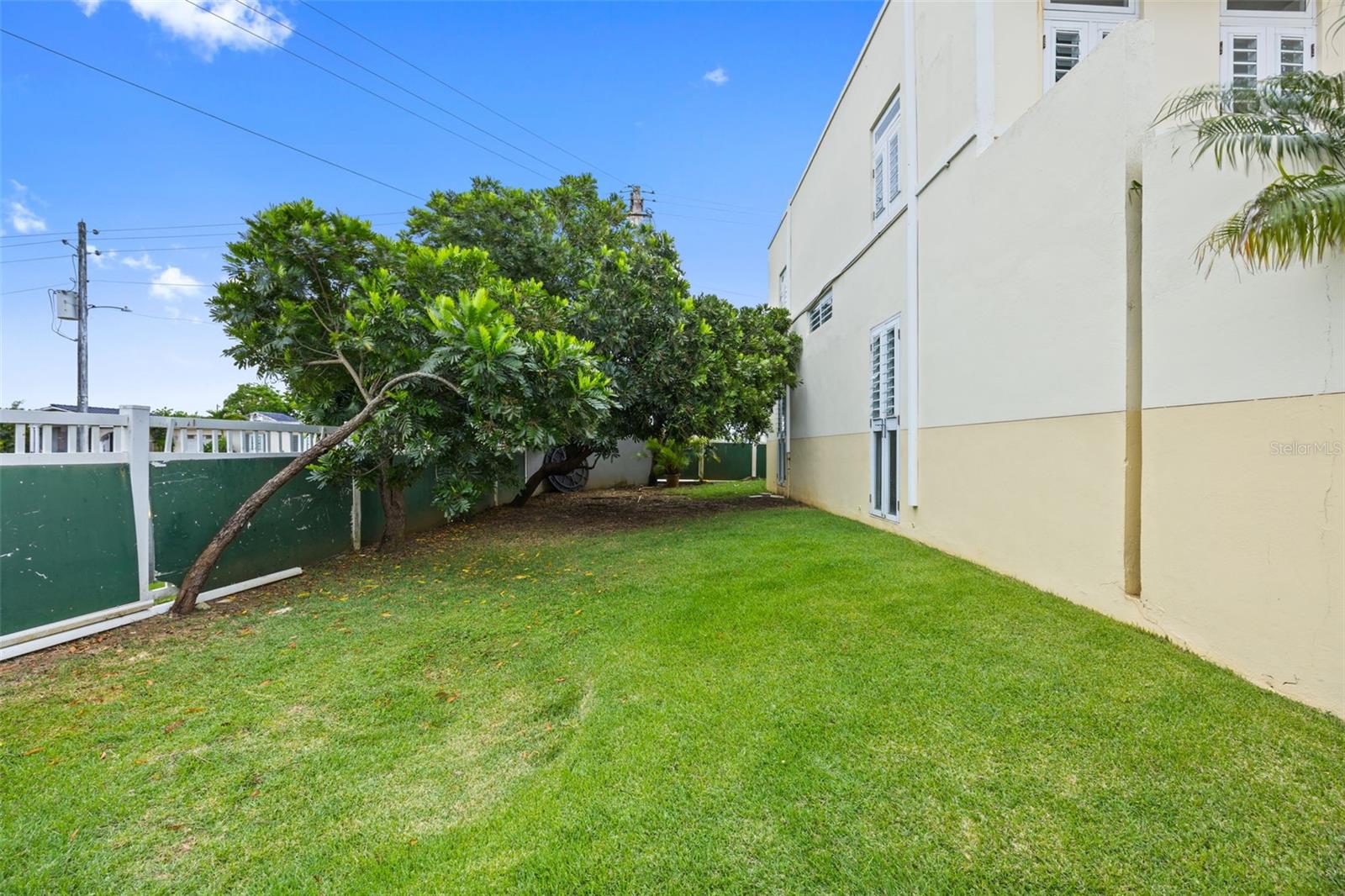 24 GABLES BREEZE