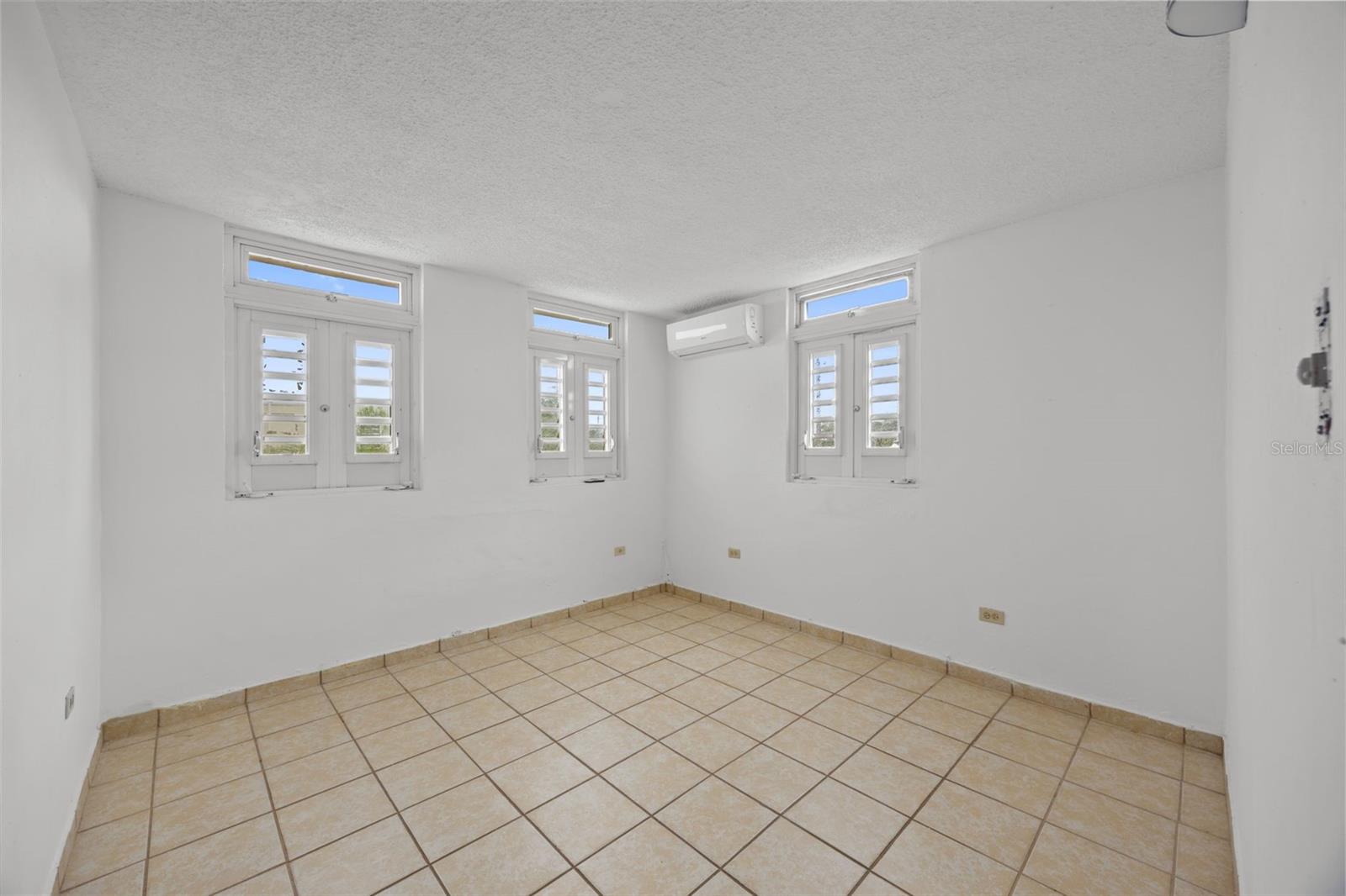 24 GABLES BREEZE
