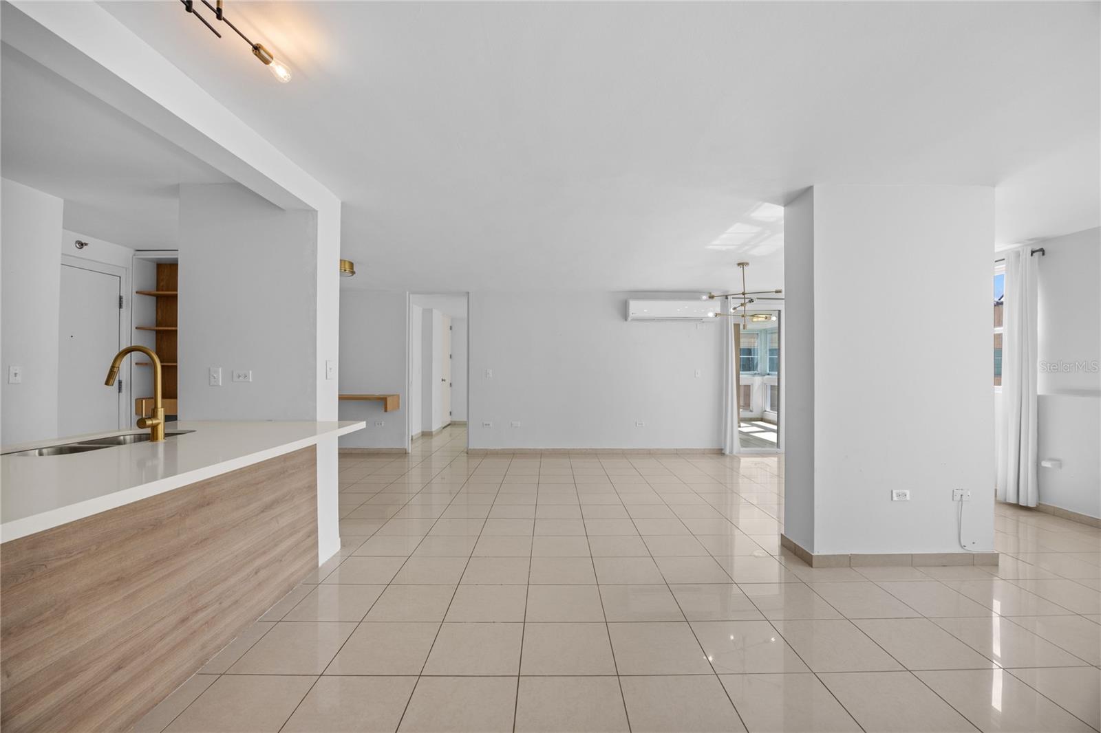 576 AVE. ARTERIAL B, COLISEUM TOWER #809