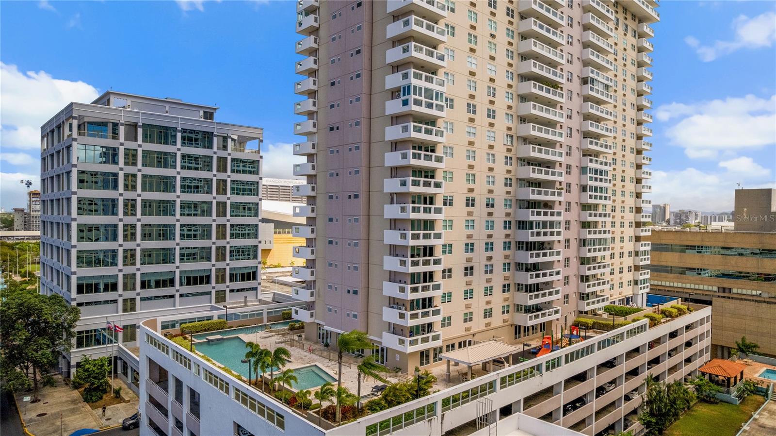 576 AVE. ARTERIAL B, COLISEUM TOWER #809