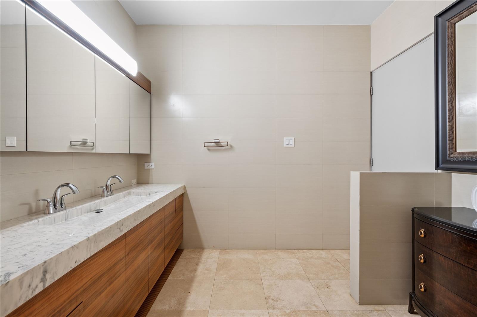 1215 CALLE LUCHETTI