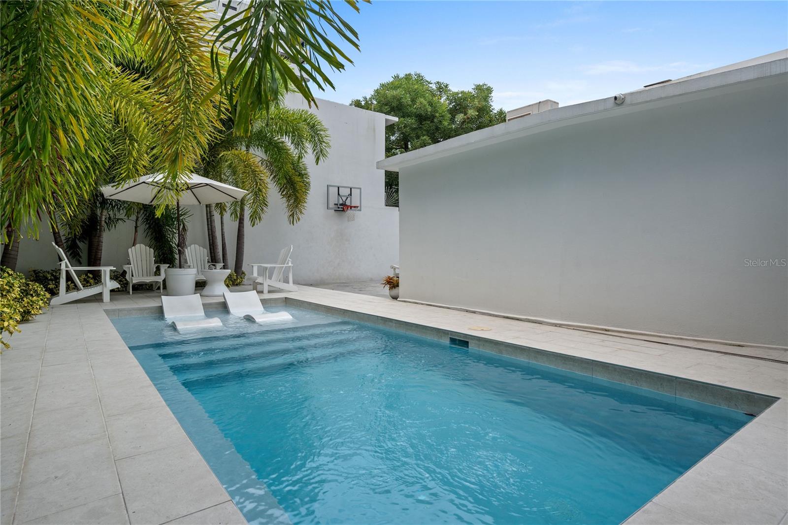 1215 CALLE LUCHETTI