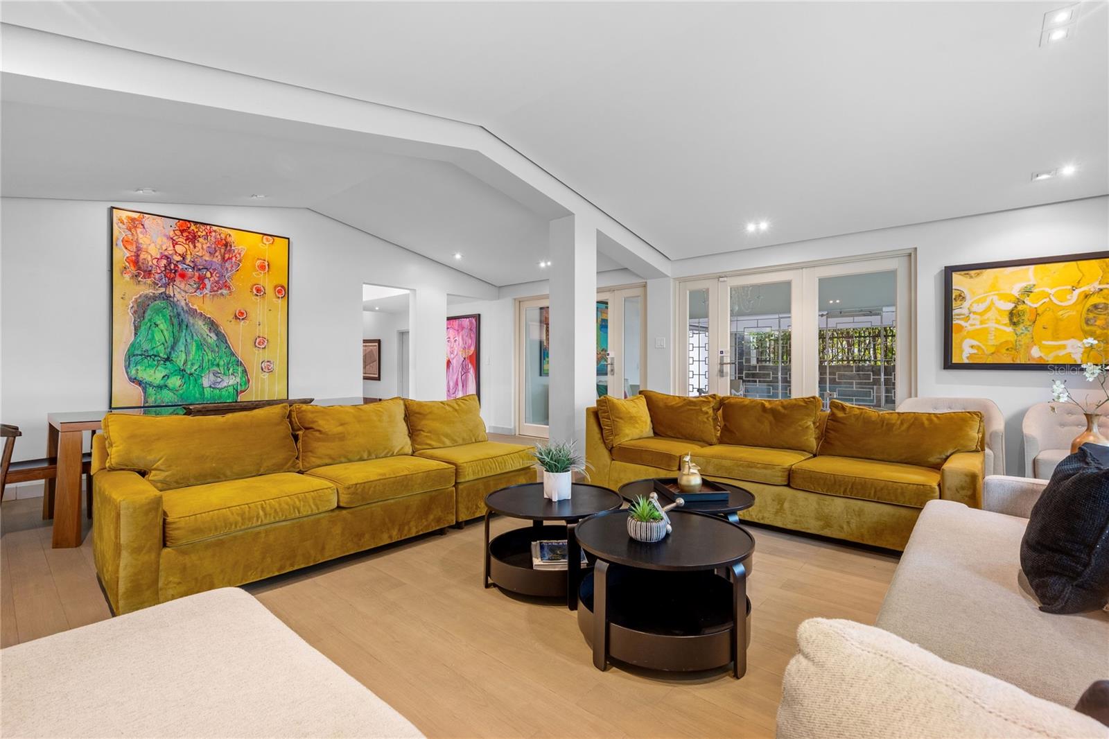 1215 CALLE LUCHETTI