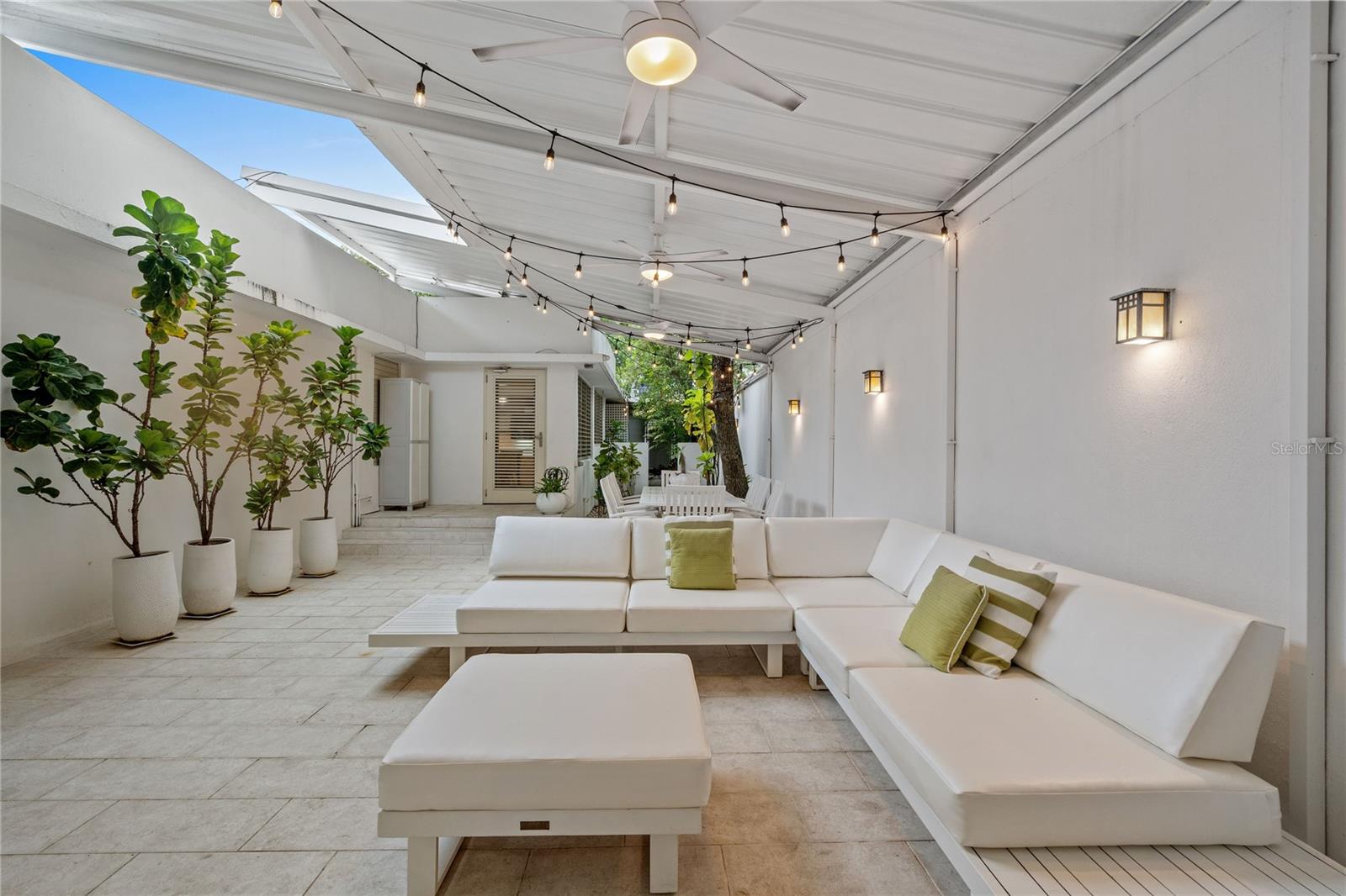 1215 CALLE LUCHETTI